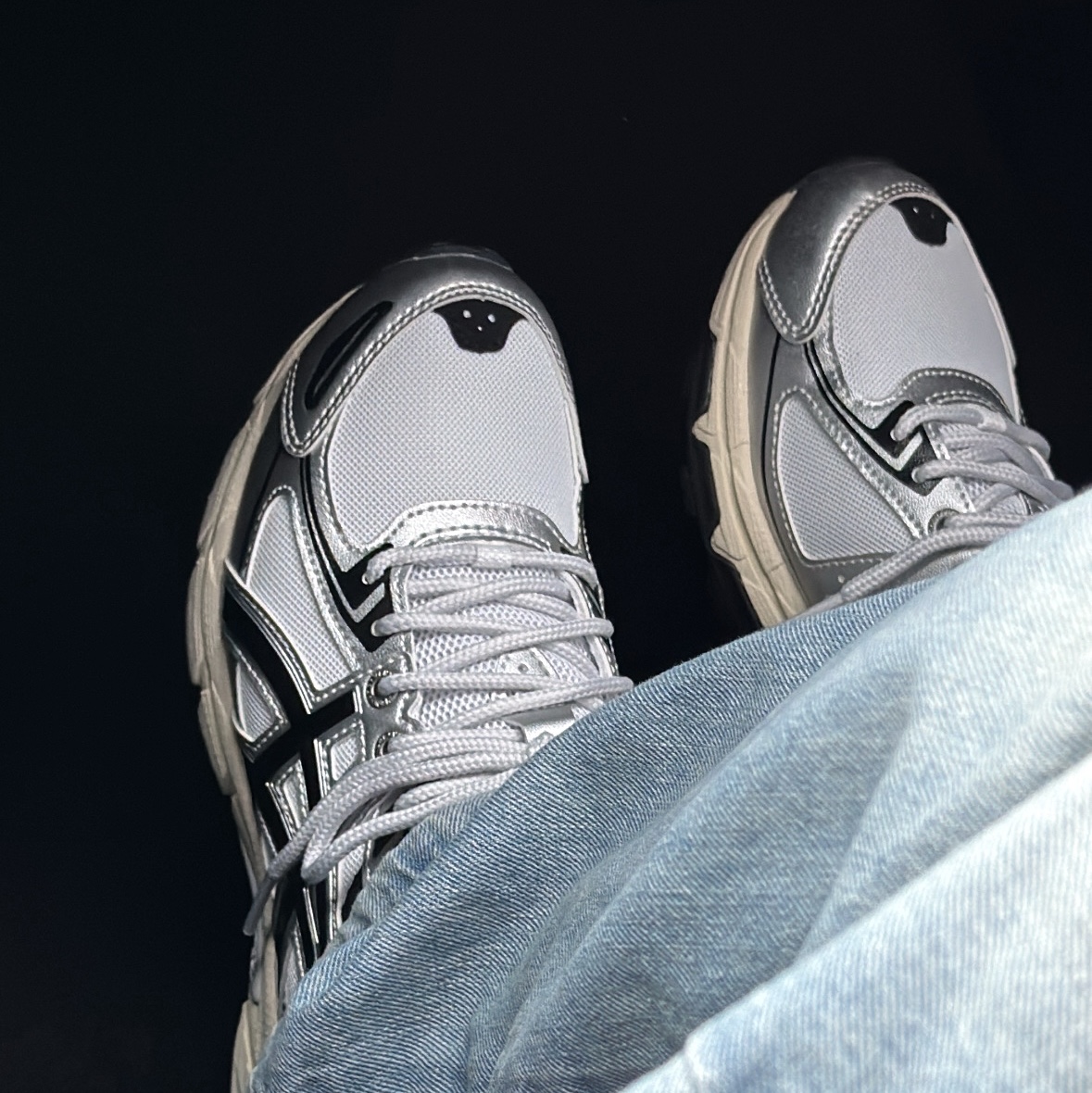 Asics Gel-Venture 6 White Black 착용 스타일