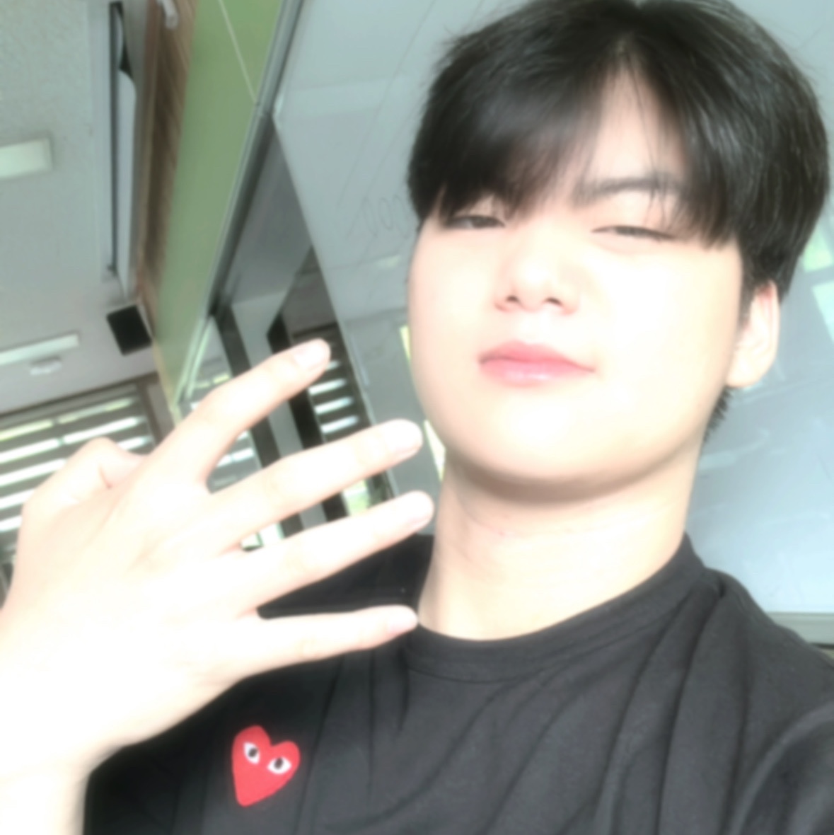 Play Comme des Garcons Red Heart T-Shirt Black 착용 스타일