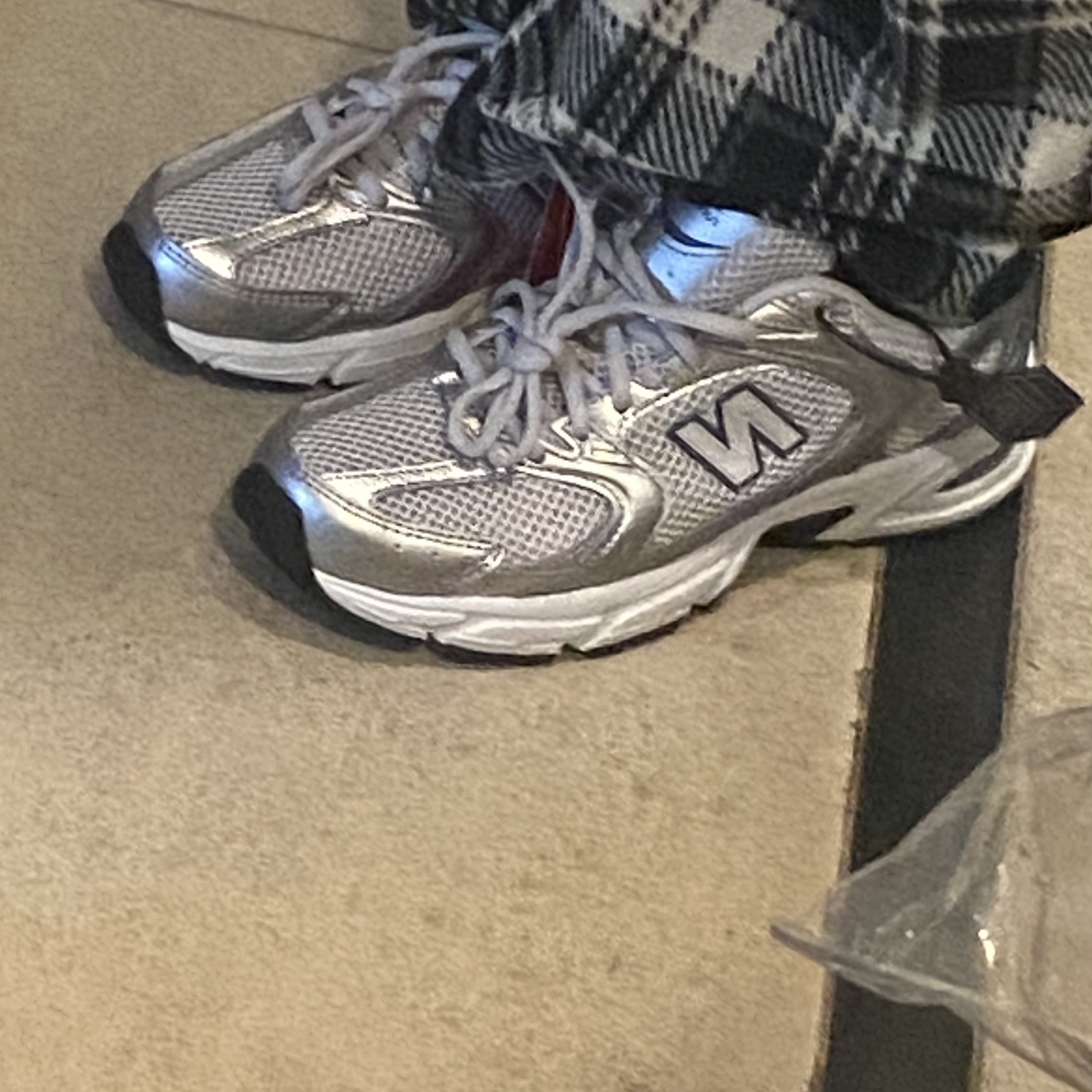 New Balance 530 Grey Matter Silver Metallic 착용 스타일