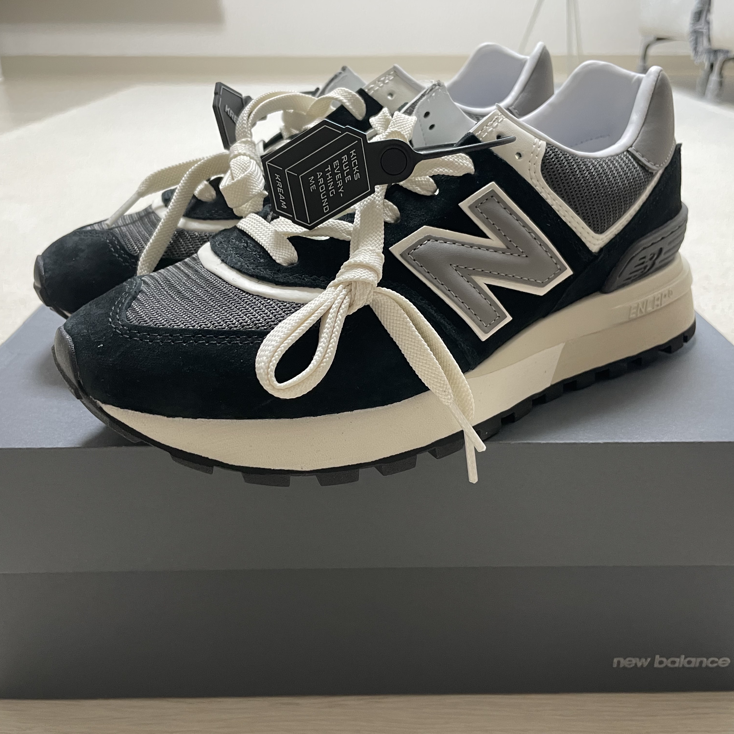 New Balance 574 Legacy Black 착용 스타일 - 2