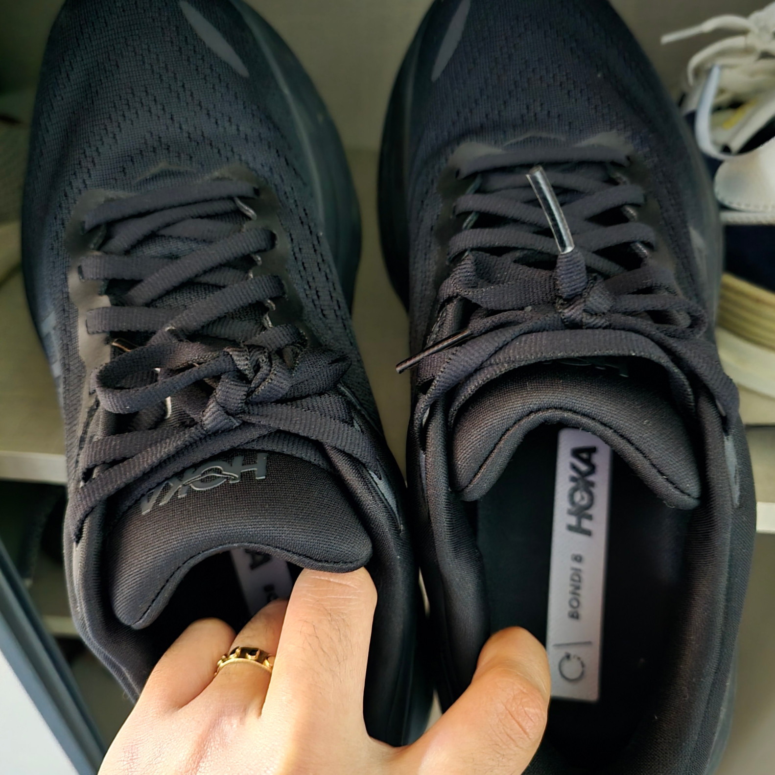 (W) Hoka Bondi 8 Black - Regular 착용 스타일