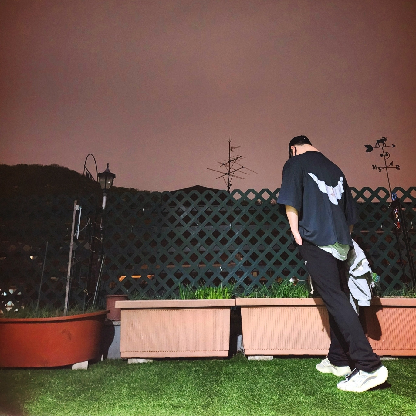 Yeezy Gap Engineered By Balenciaga Logo Cap Black, Yeezy Gap Engineered By Balenciaga Dove No Seam T-Shirt Black 착용 스타일 - 3