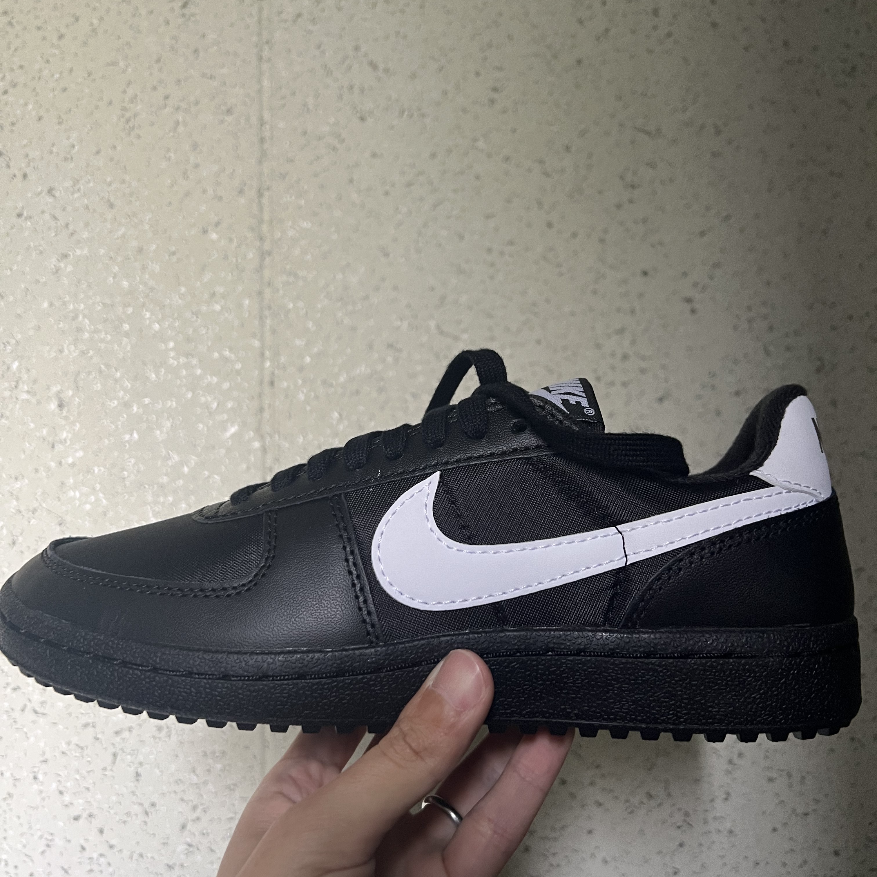 Nike Field General 82 SP Black and White 착용 스타일 - 2