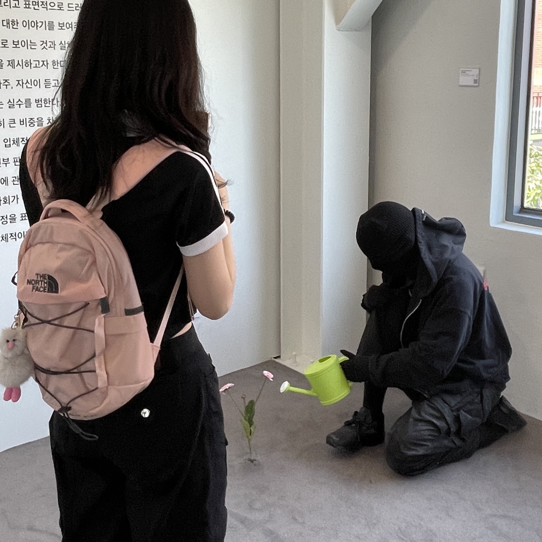 The North Face Borealis Mini Backpack Black, The North Face Borealis Mini Backpack Light Pink 착용 스타일 - 2