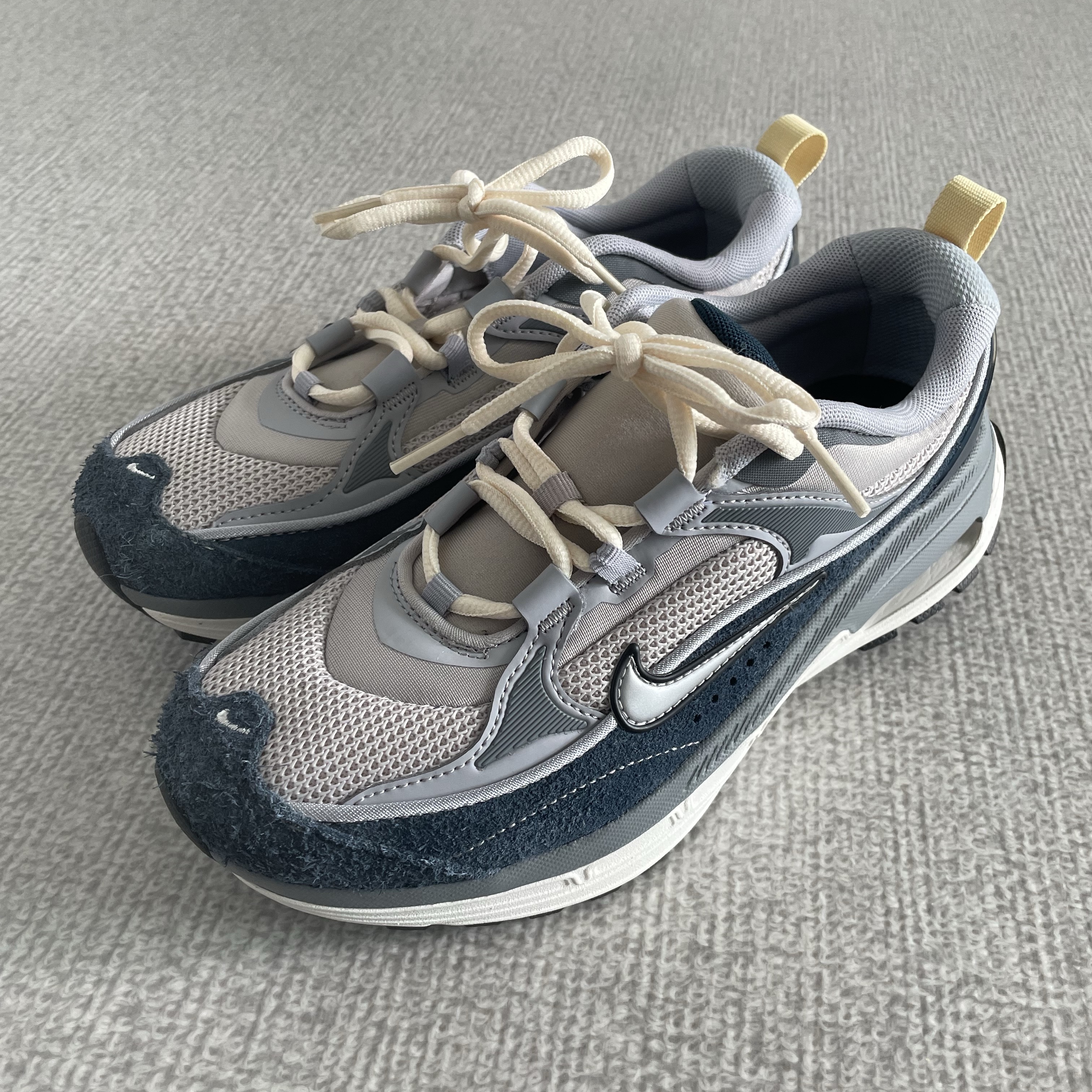 (W) Nike Air Max Bliss Light Iron Ore Armory Navy 착용 스타일