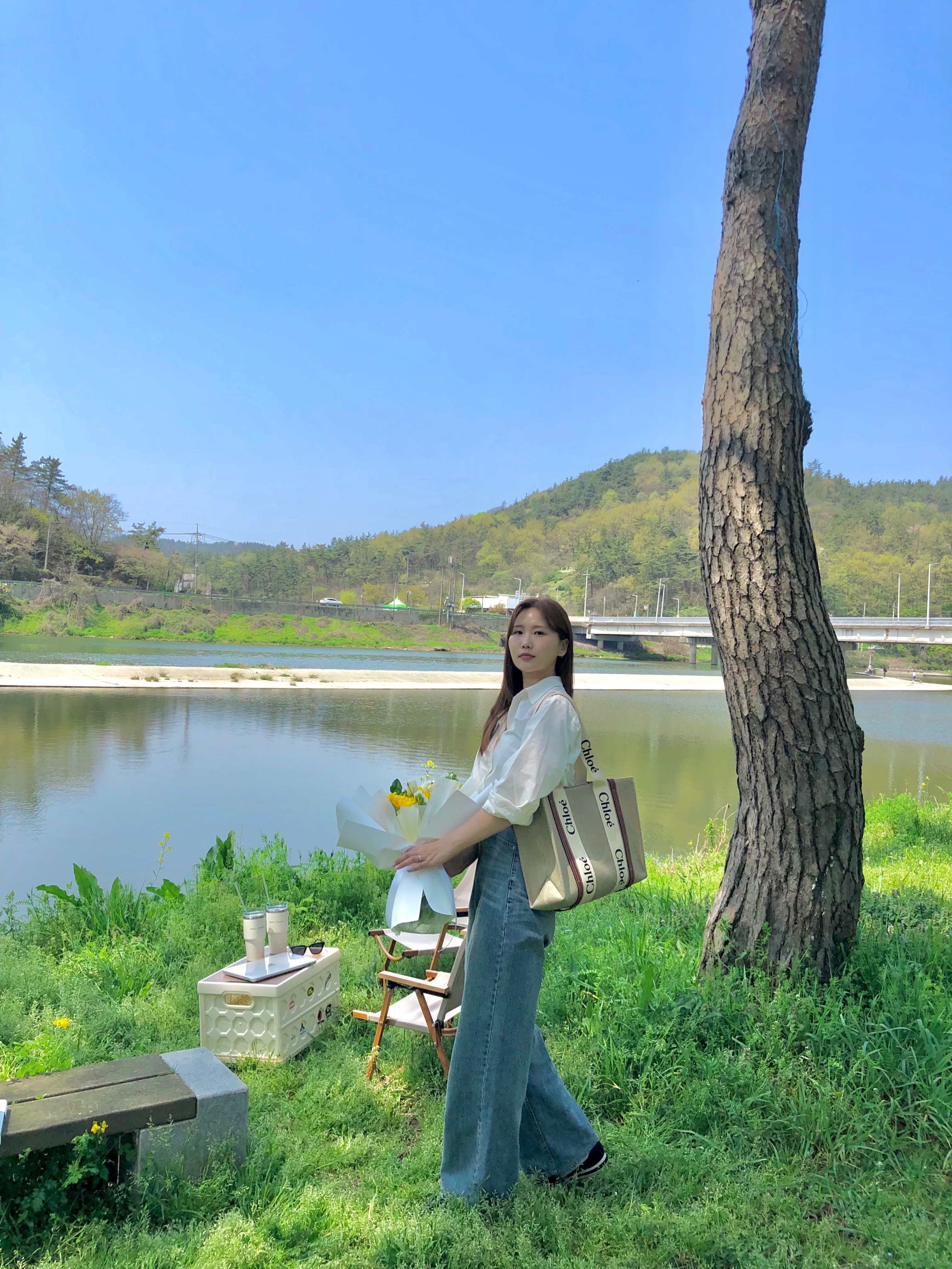 Chloe Woody Medium Tote Bag White Brown 착용 스타일 - 4