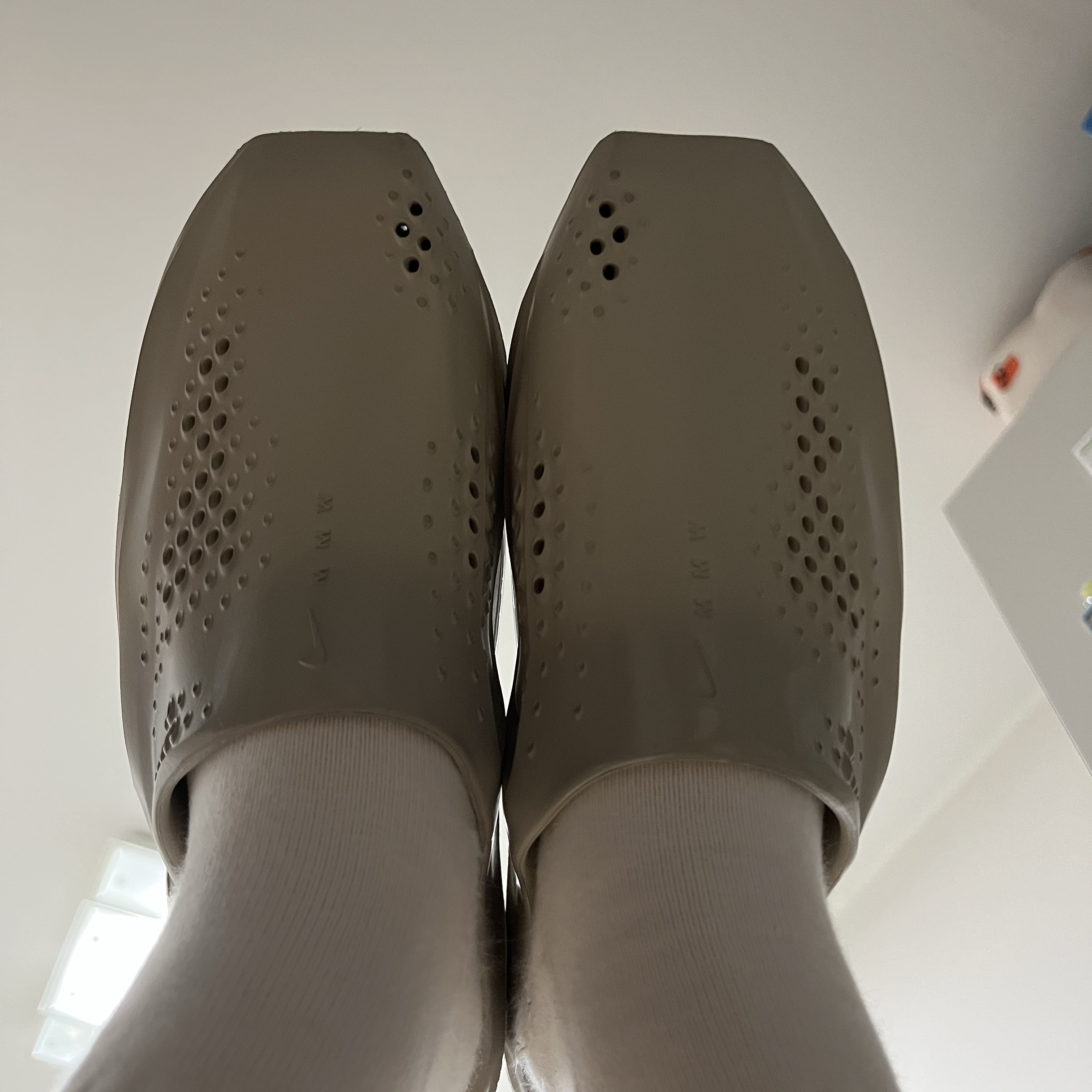 Nike x Matthew M Williams 005 Slide Light Bone and Chrome 착용 스타일 - 2