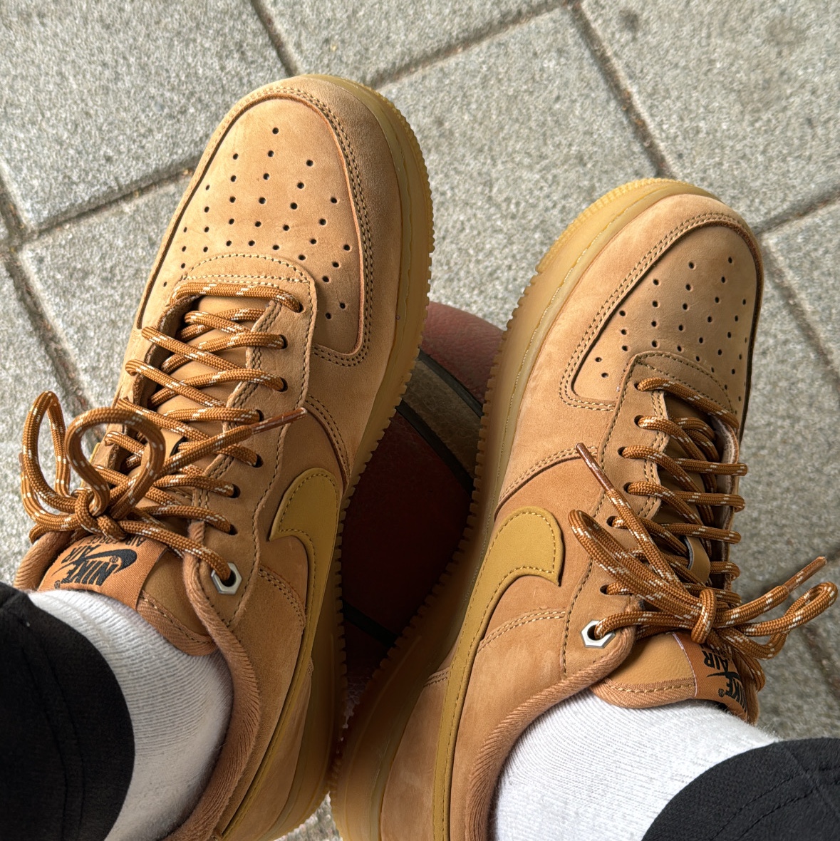 Nike Air Force 1 '07 WB Flax 착용 스타일