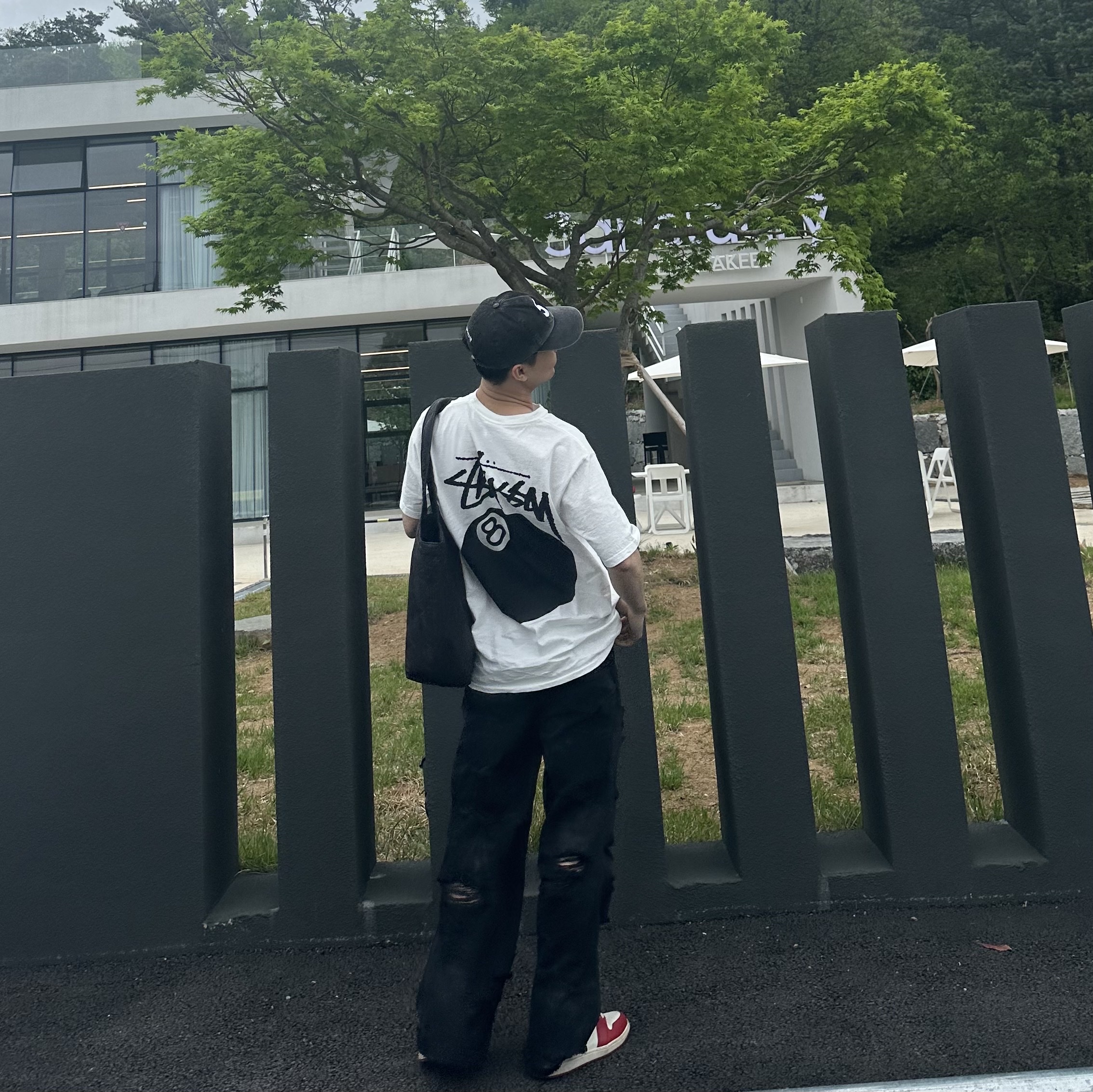 Jordan 1 Retro High OG Chicago 2022, Stussy 8 Ball Pigment Dyed T-Shirt Natural 착용 스타일 - 5