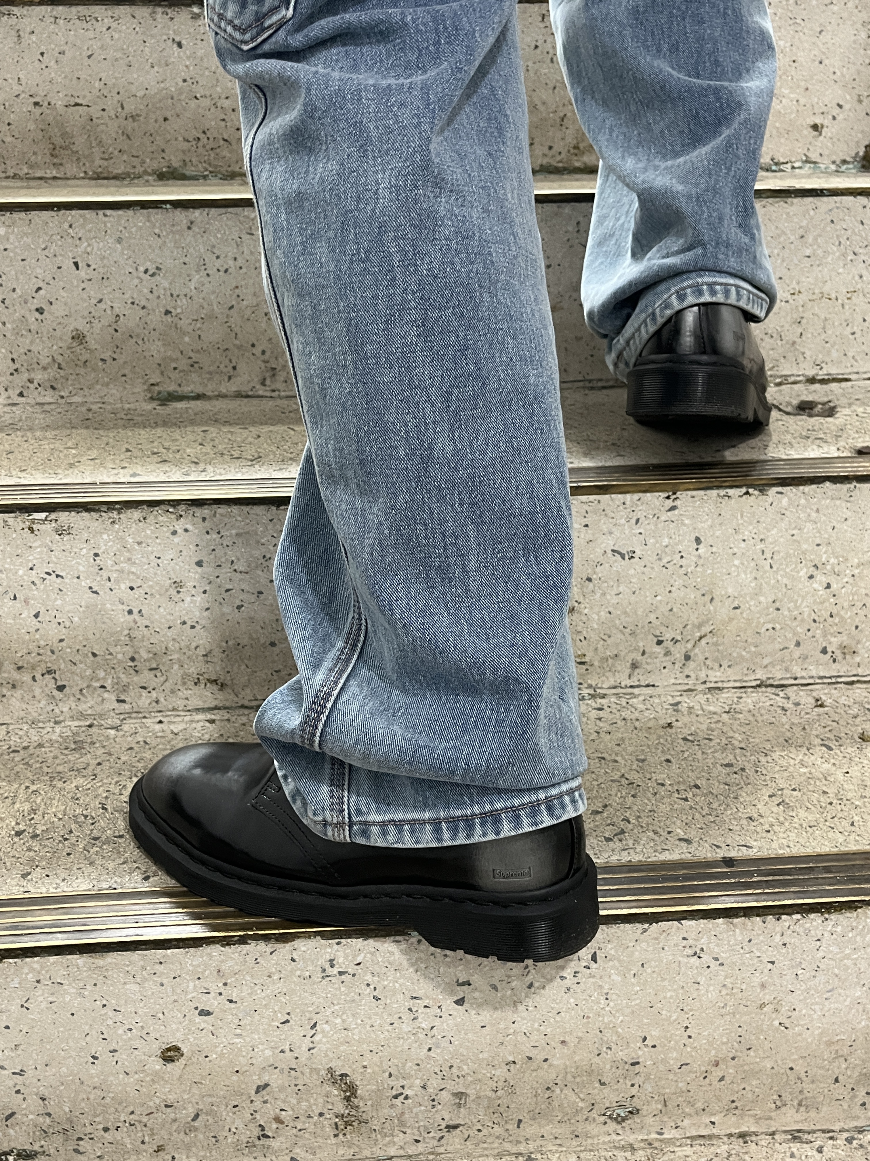 Dr. Martens x Supreme 1461 Gray Silver 착용 스타일 - 1