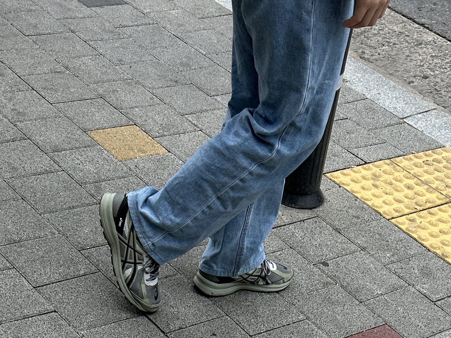Asics Jog 100 S Sheet Rock - 2E Wide 착용 스타일