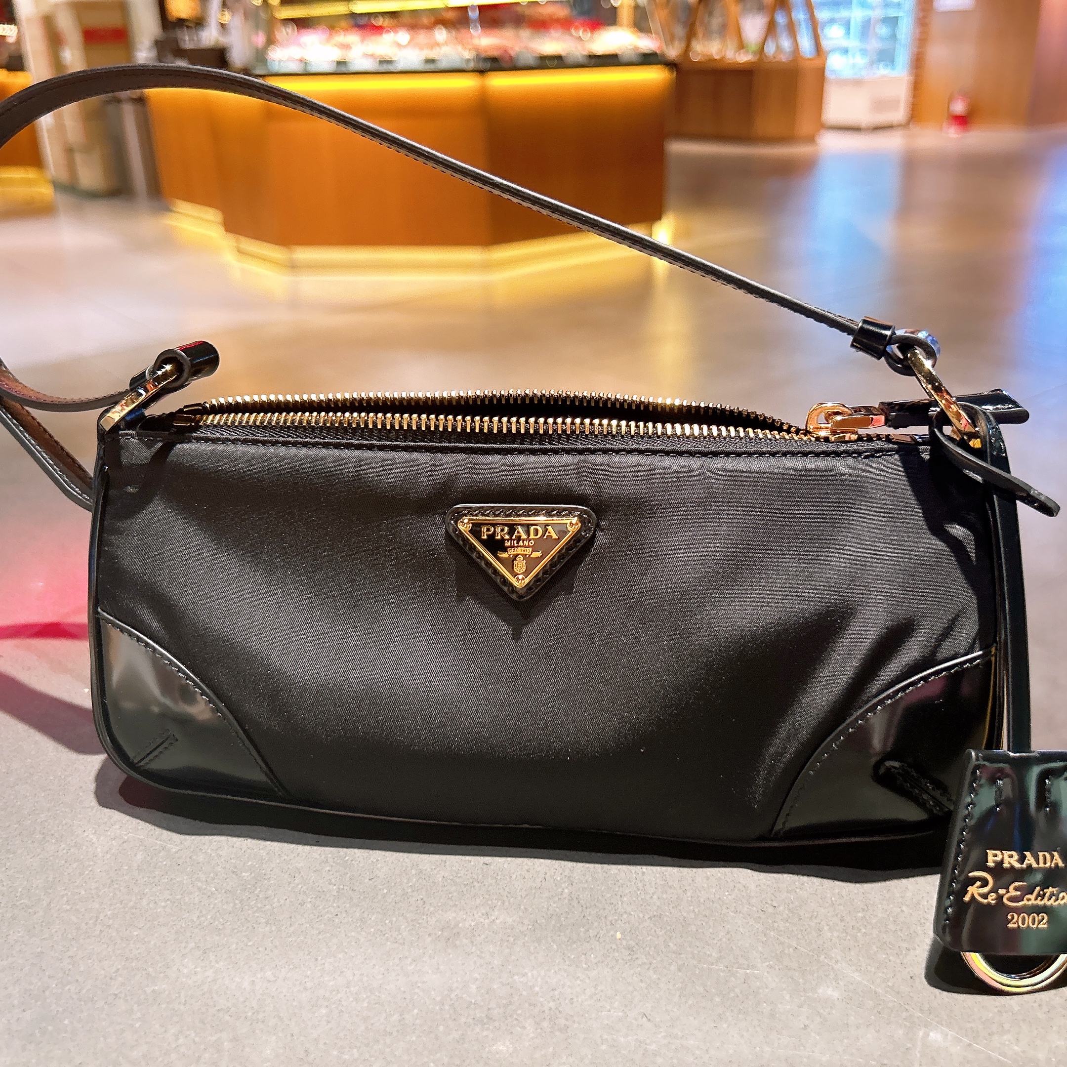 Prada Re-Edition 2002 Re-Nylon and Brushed Leather Shoulder Bag Black 착용 스타일