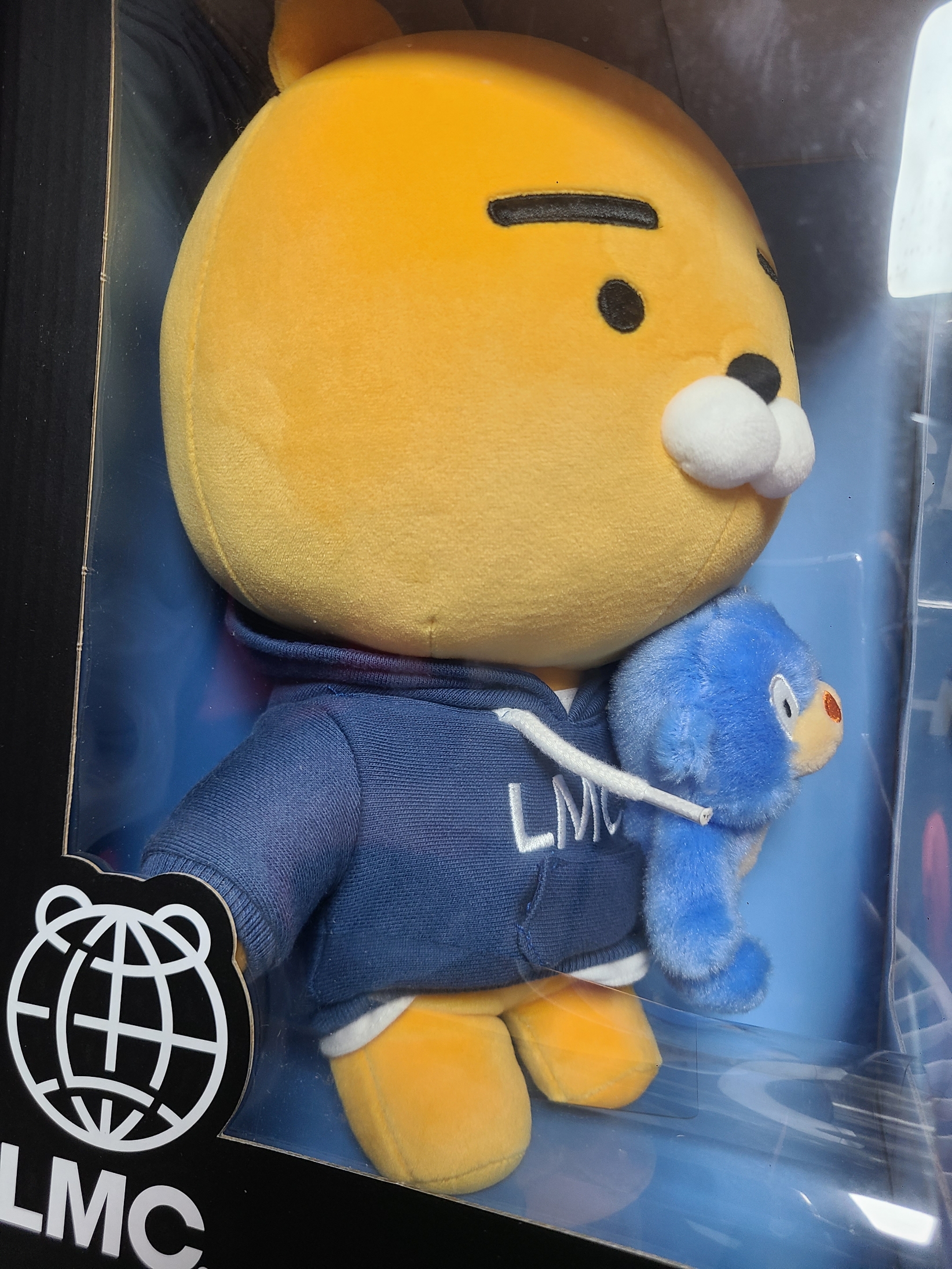 Kakao x LMC Ryan Plush Toy Navy 착용 스타일 - 1