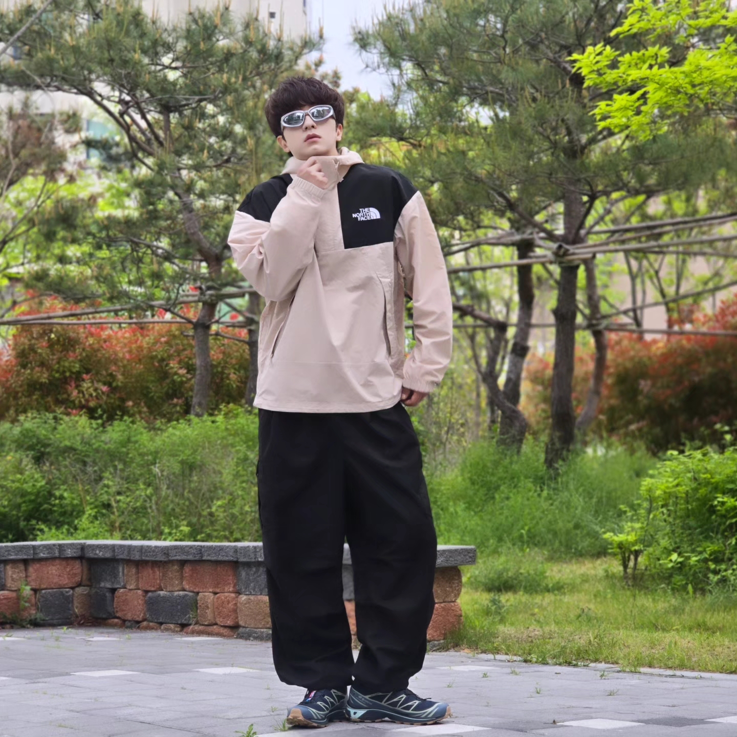 Salomon XT-6 GTX Carbon Bering Sea, The North Face White Label Hi Mountain Anorak Light Beige 착용 스타일 - 3