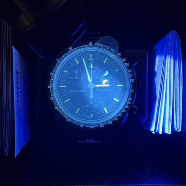 Swatch x Omega x Snoopy Bioceramic Moonswatch Mission To The Moonphase New Moon 착용 스타일 - 3