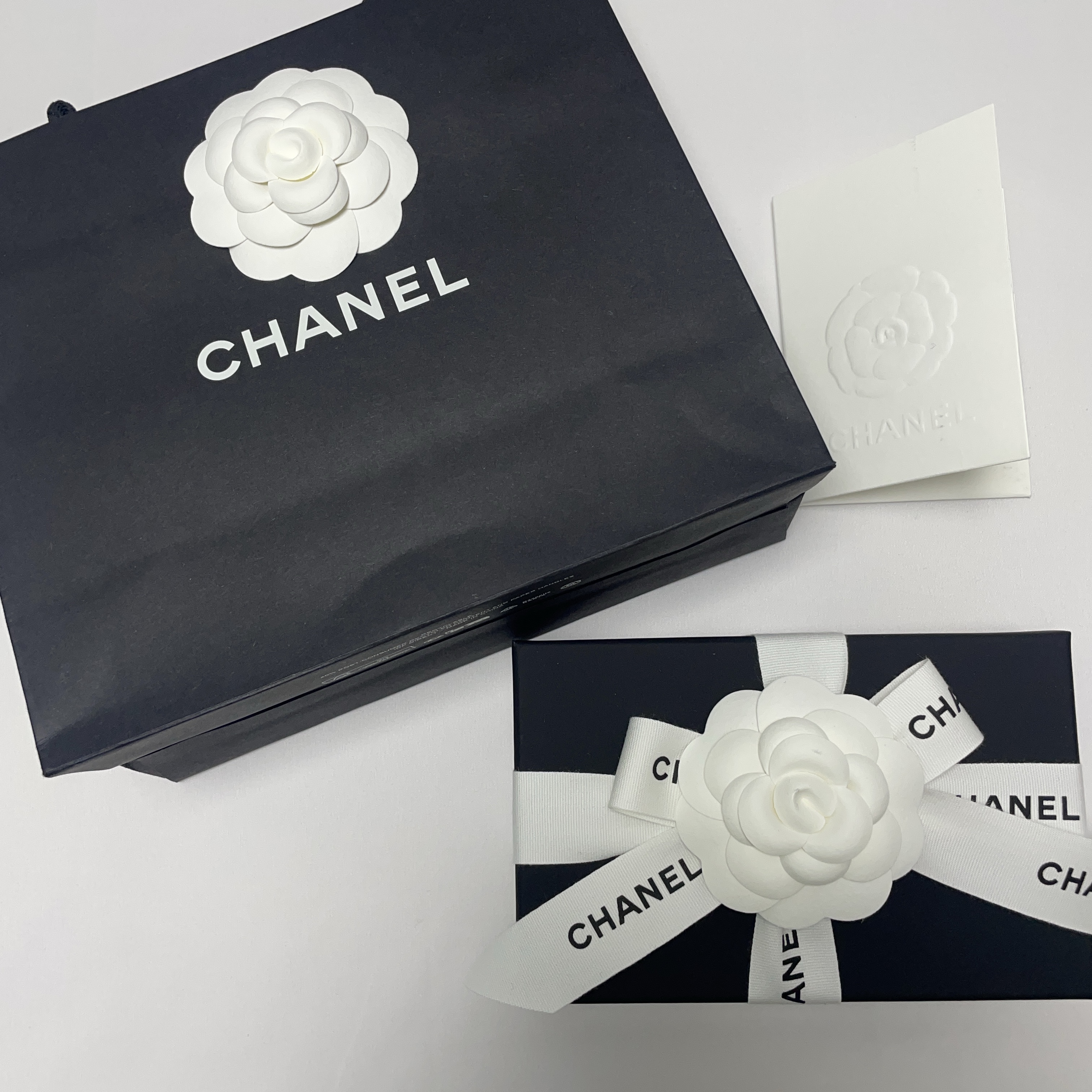Chanel Classic Card Holder Grained Calfskin & Silver Black 착용 스타일 - 1