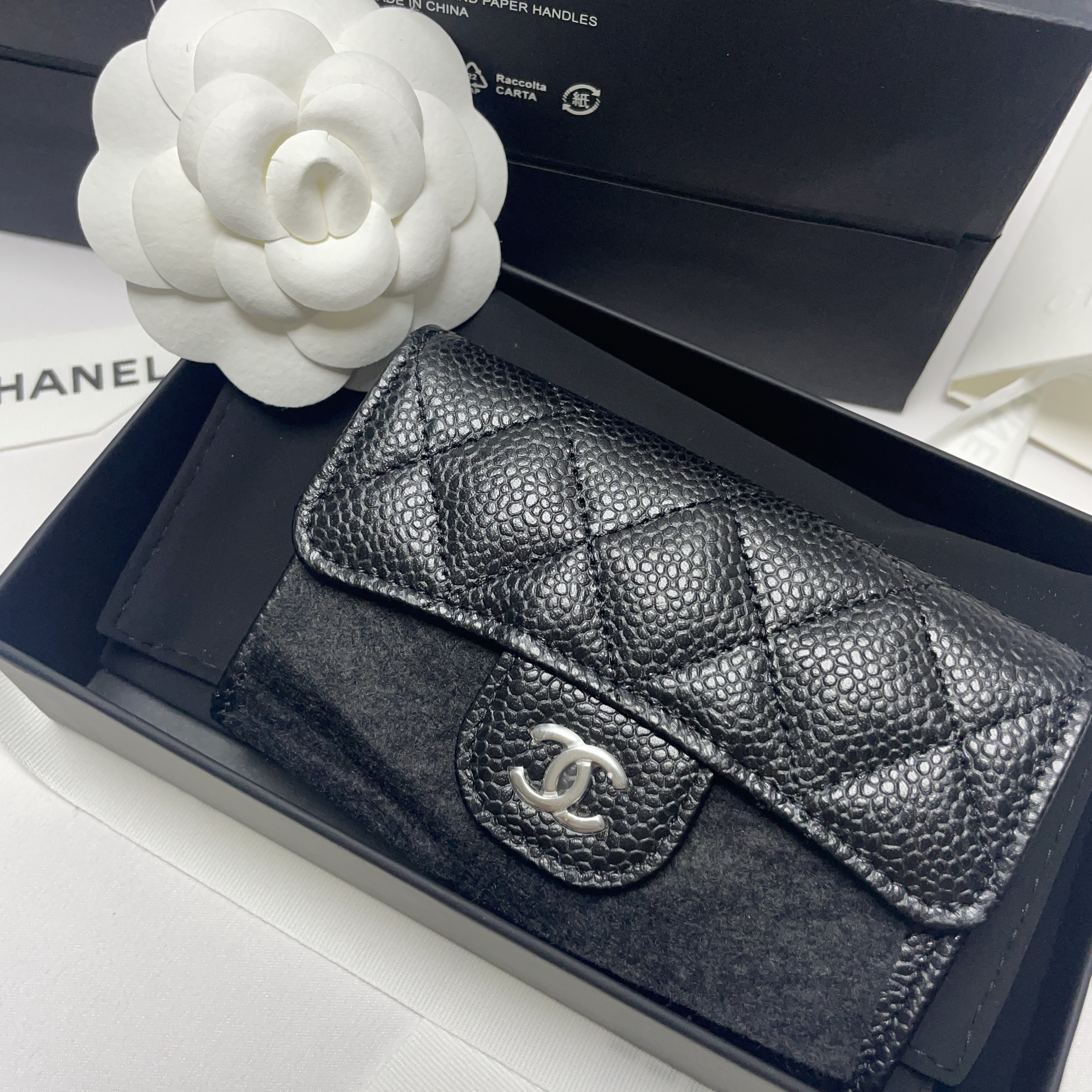 Chanel Classic Card Holder Grained Calfskin & Silver Black 착용 스타일 - 4