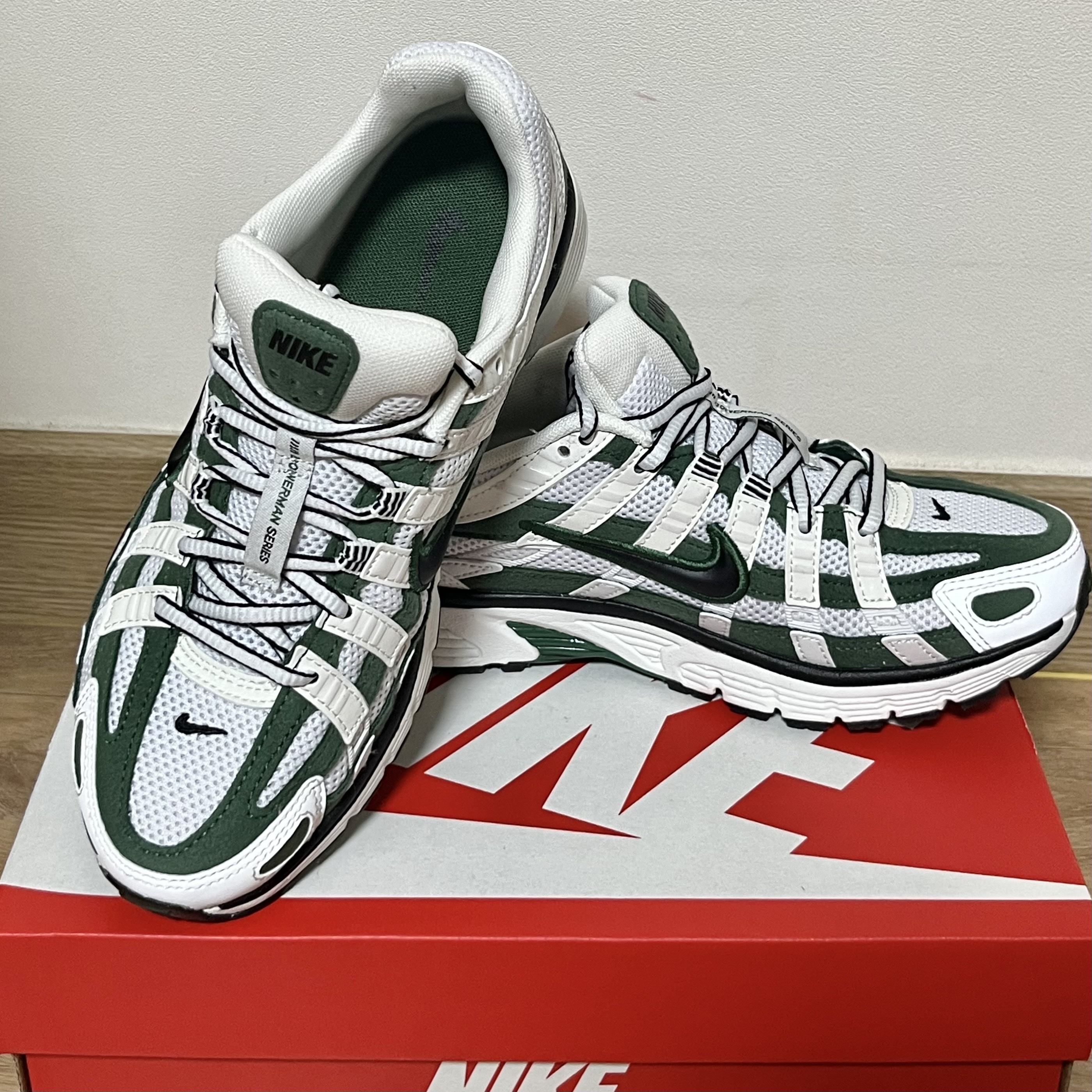 (W) Nike P-6000 Summit White Fir 착용 스타일 - 3