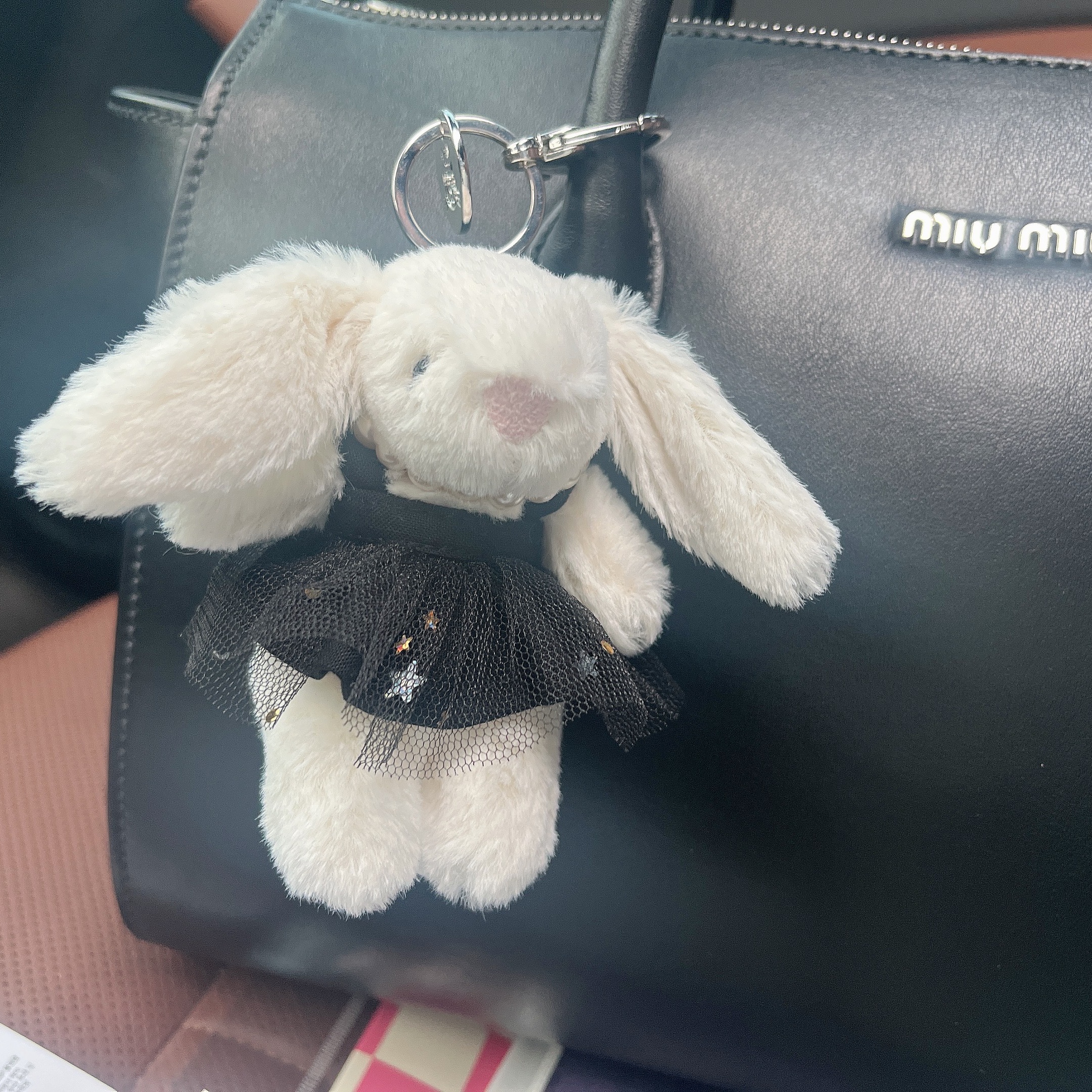 Jellycat Bashful Bunny Bag Charm Cream 착용 스타일
