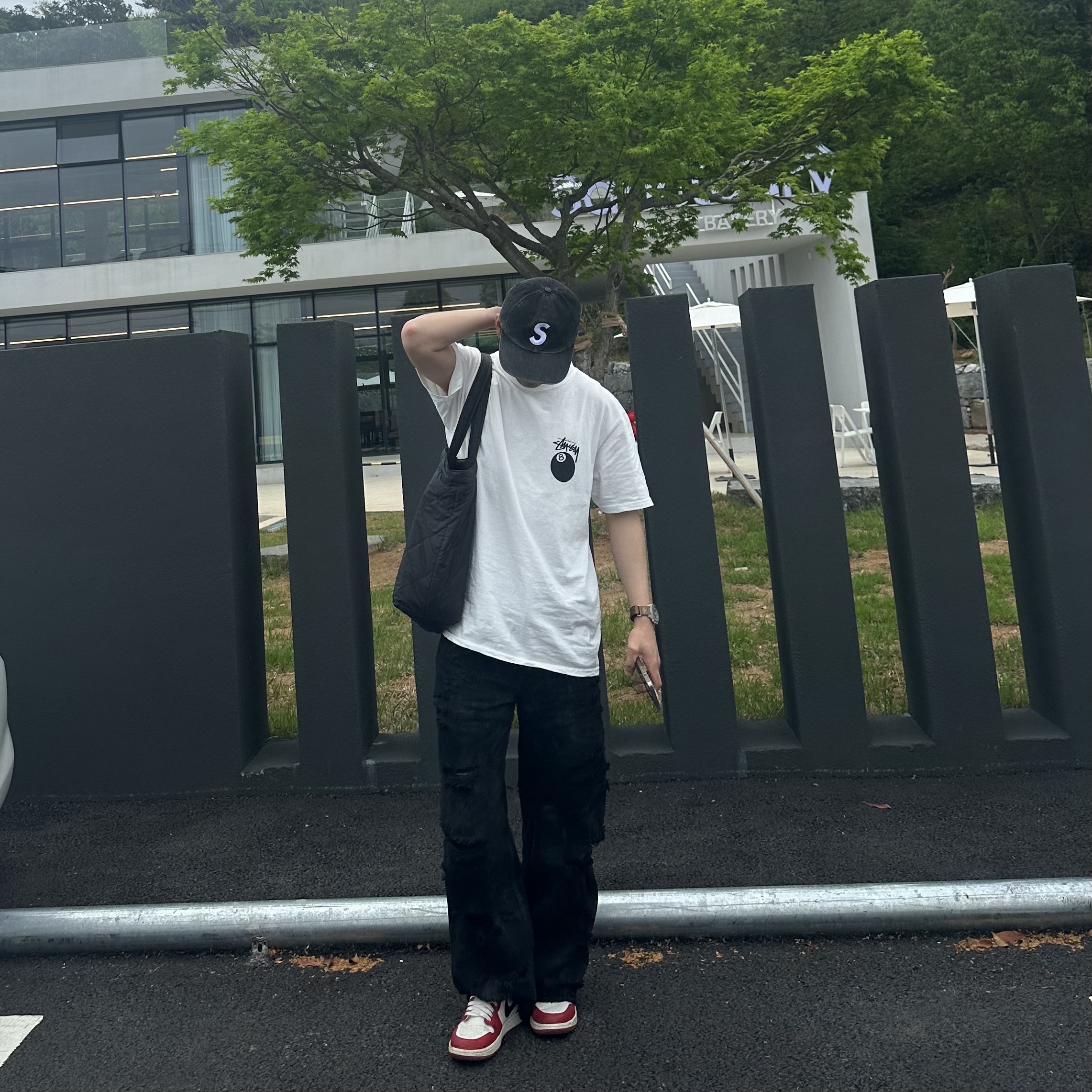 Jordan 1 Retro High OG Chicago 2022, Stussy 8 Ball Pigment Dyed T-Shirt Natural 착용 스타일 - 1