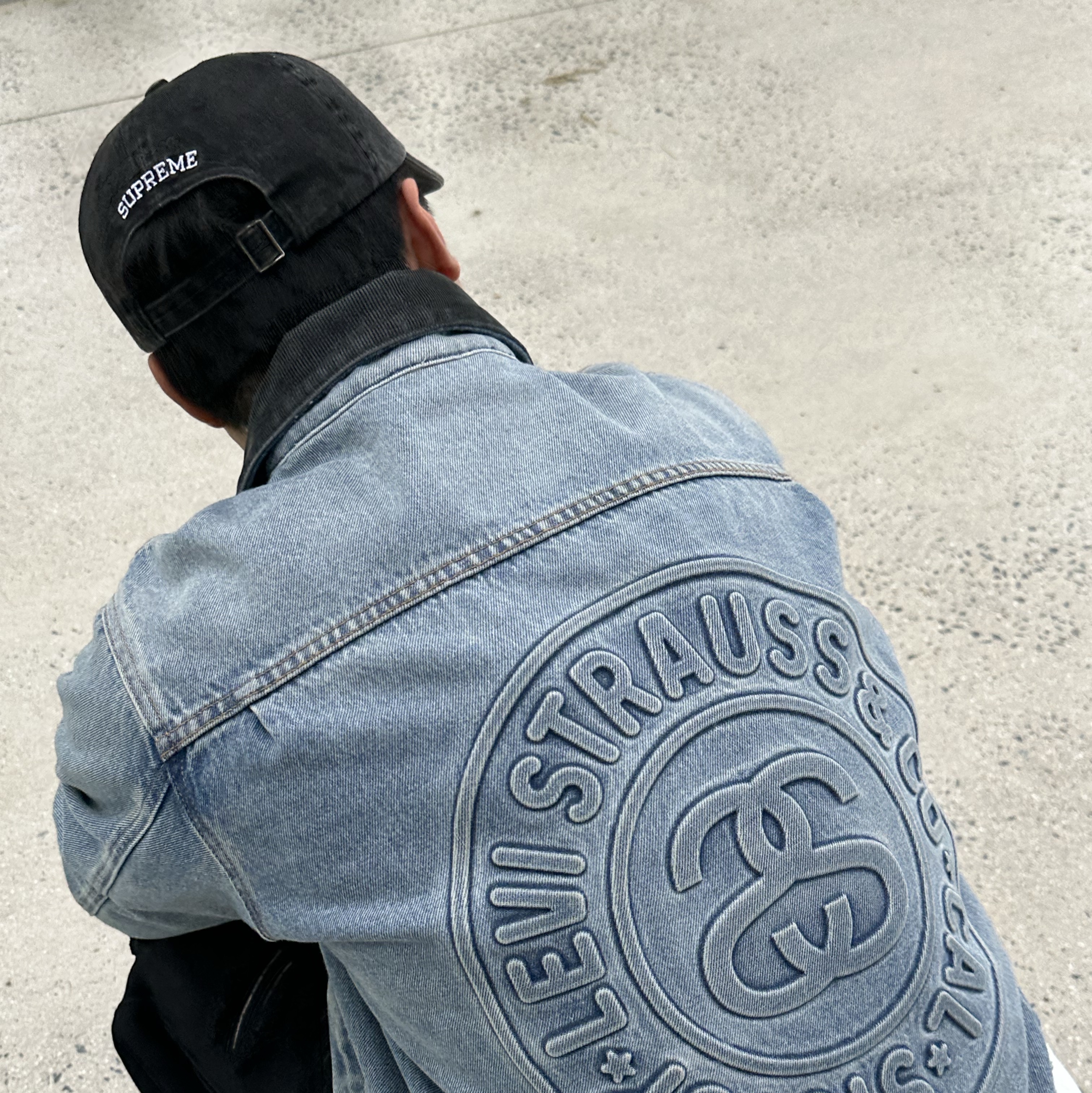 Jordan 1 Retro High OG Chicago 2022, Stussy x Levi's Embossed Trucker Jacket Indigo 착용 스타일 - 4