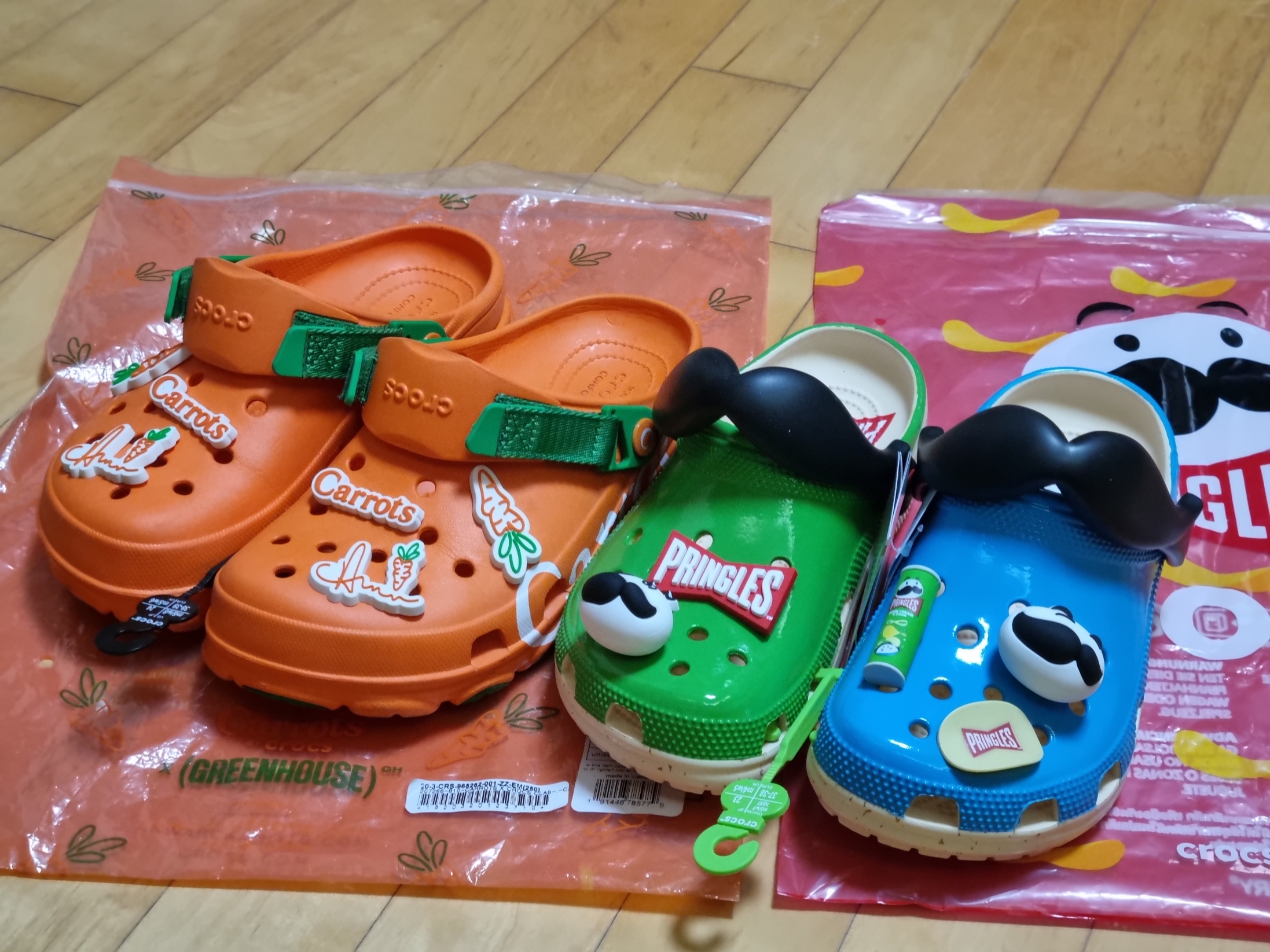 Crocs x Pringles Classic Clog Multi, Crocs x Anwar Carrots All Terrain Clog Orange 착용 스타일