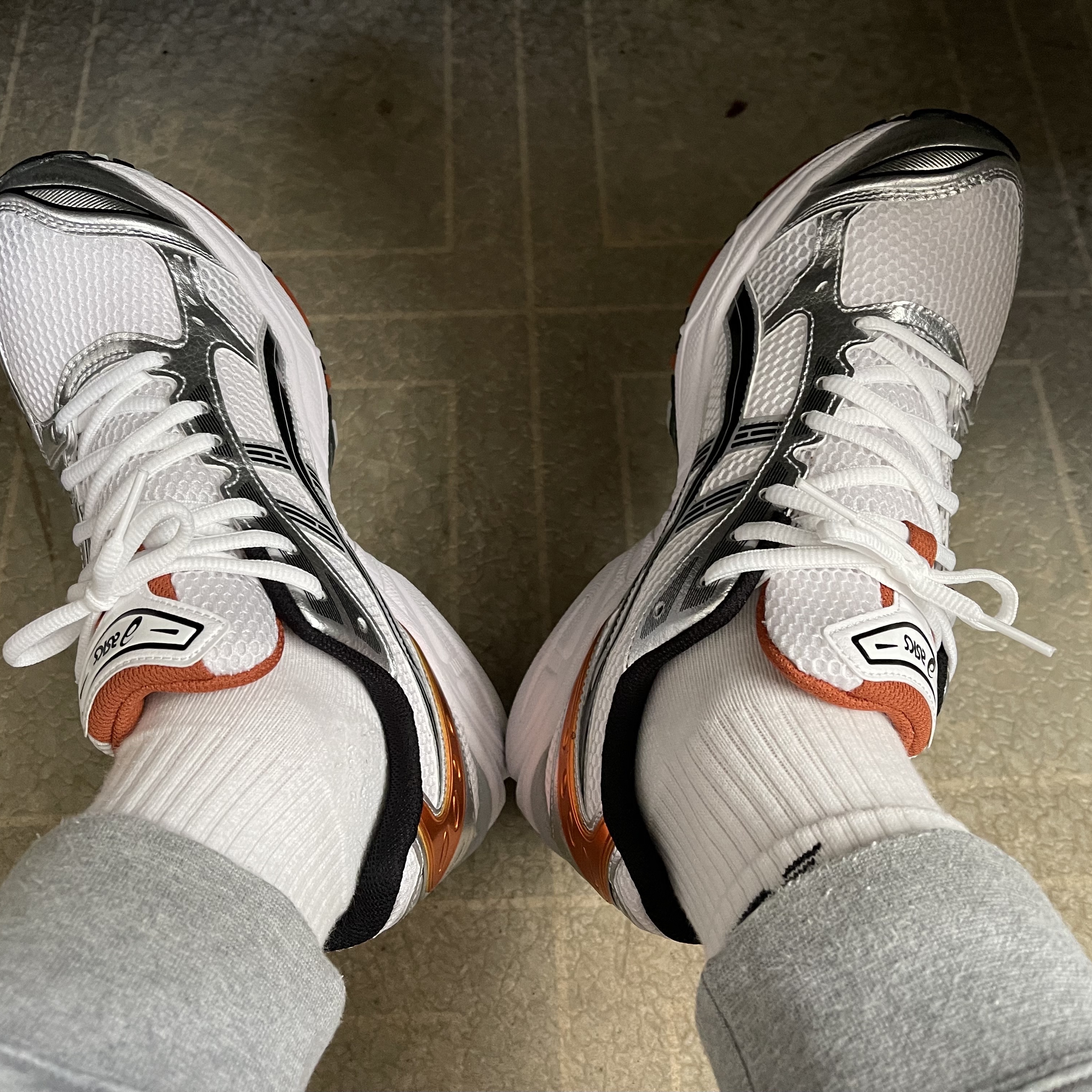 Asics Gel-Kayano 14 White Piquant Orange 착용 스타일