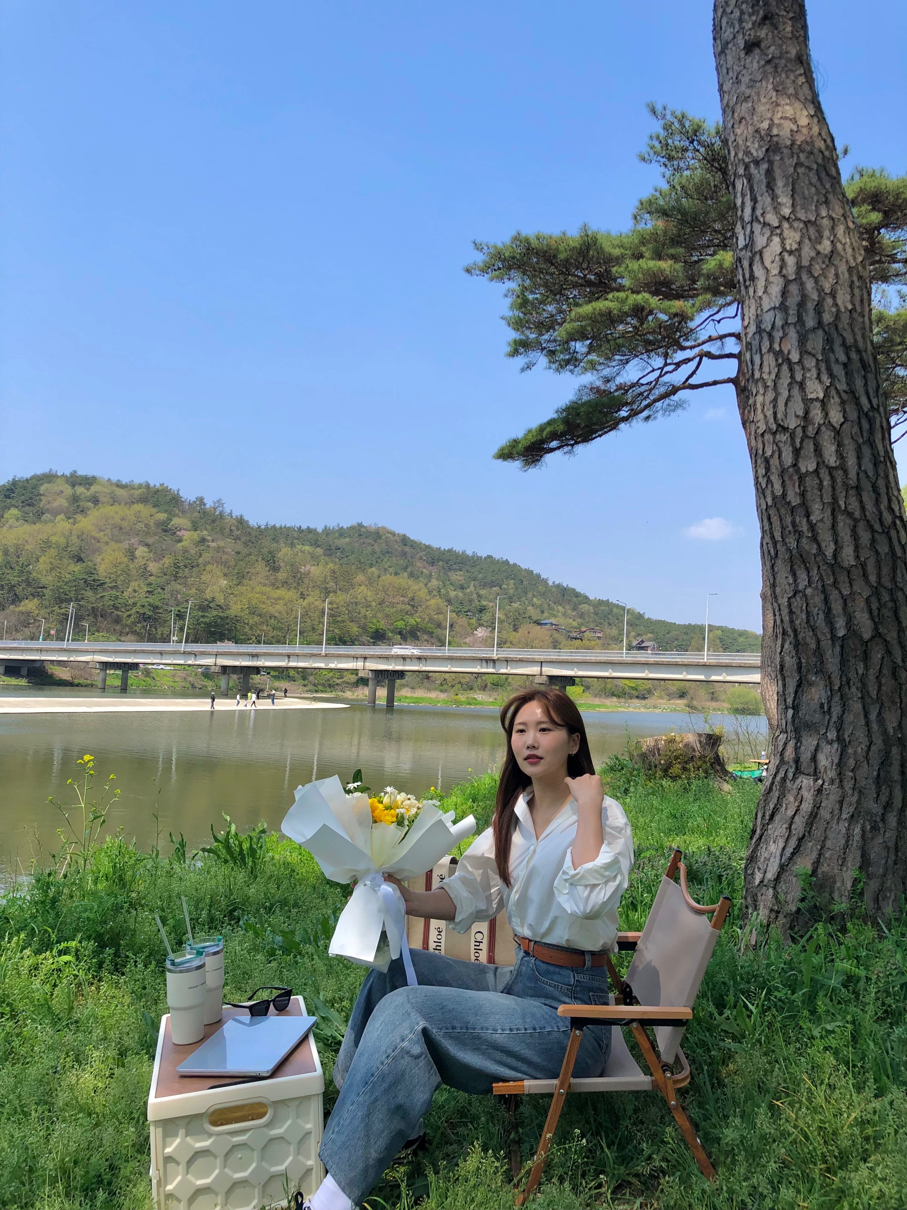 Chloe Woody Medium Tote Bag White Brown 착용 스타일 - 9