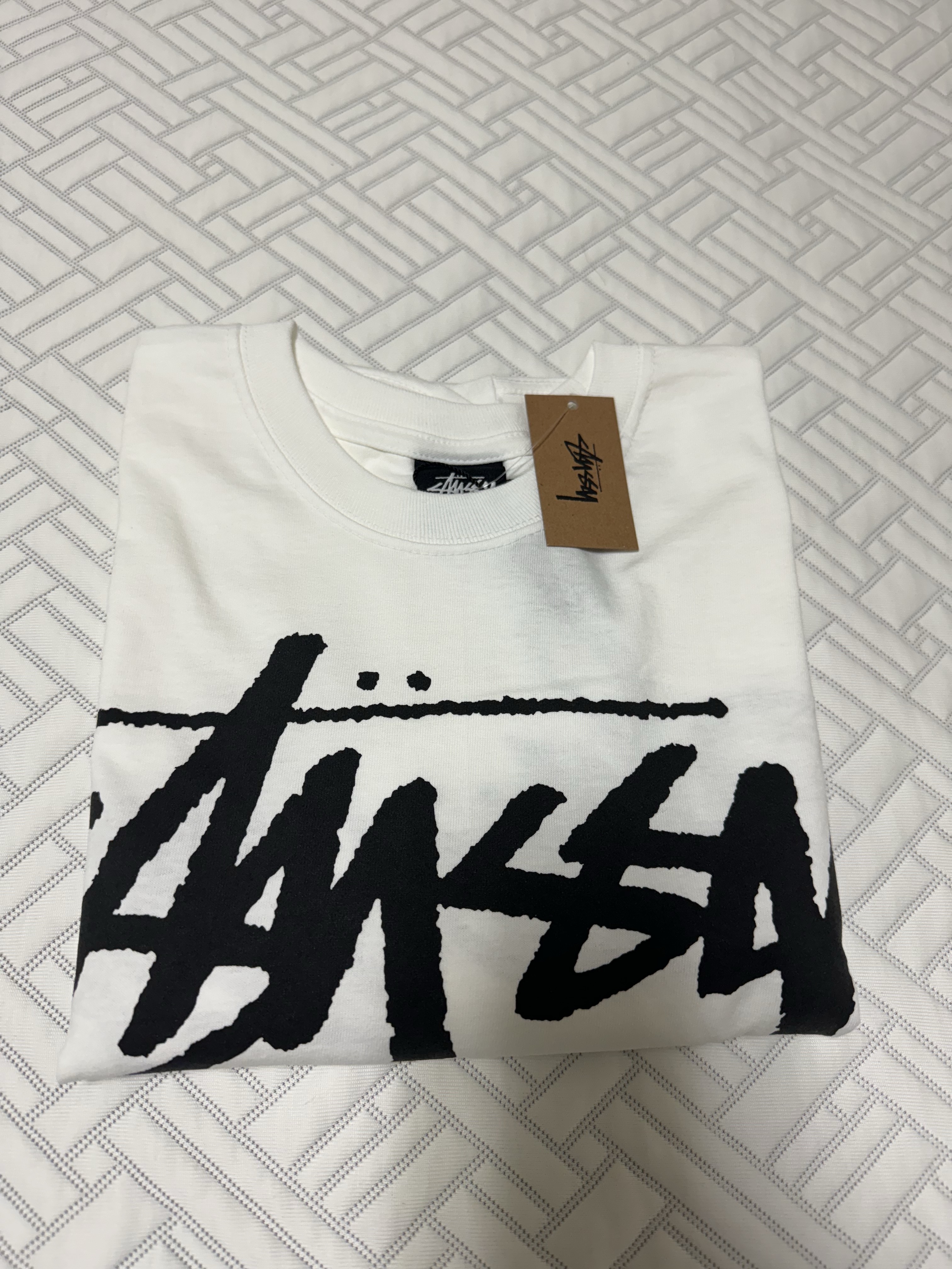Stussy World Tour T-Shirt White 2024,2025 착용 스타일