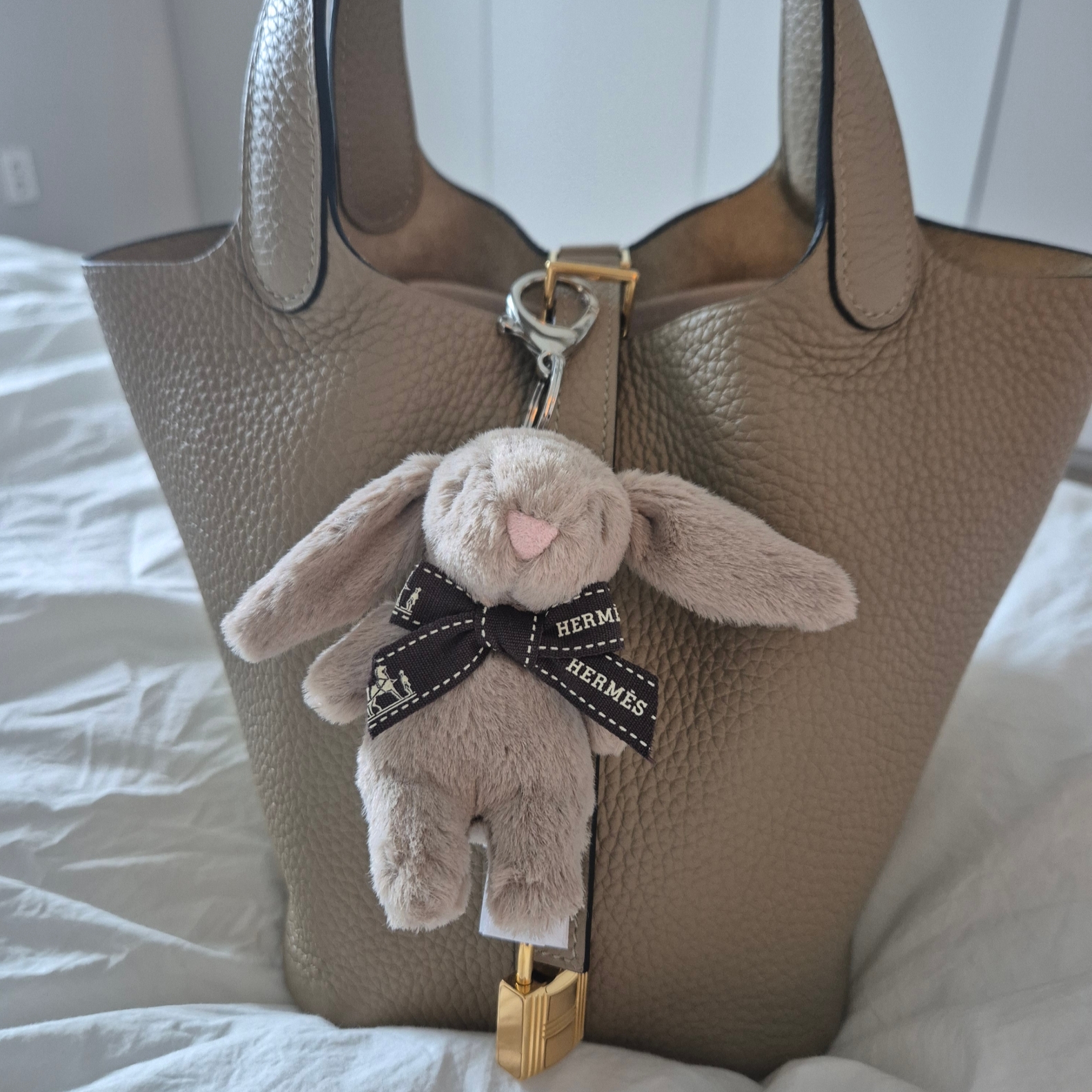 Jellycat Bashful Bunny Bag Charm Beige 착용 스타일