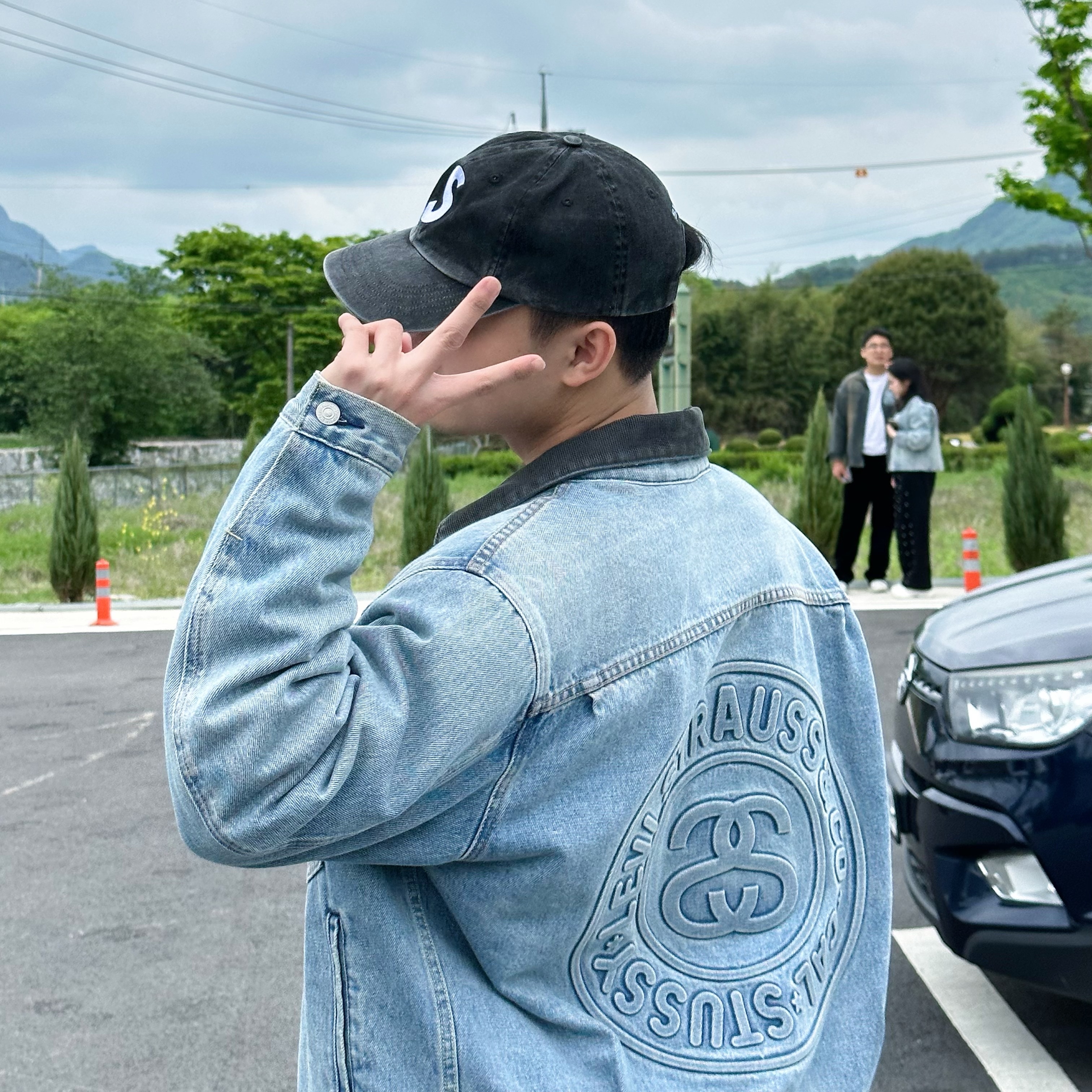 Jordan 1 Retro High OG Chicago 2022, Stussy x Levi's Embossed Trucker Jacket Indigo 착용 스타일 - 3