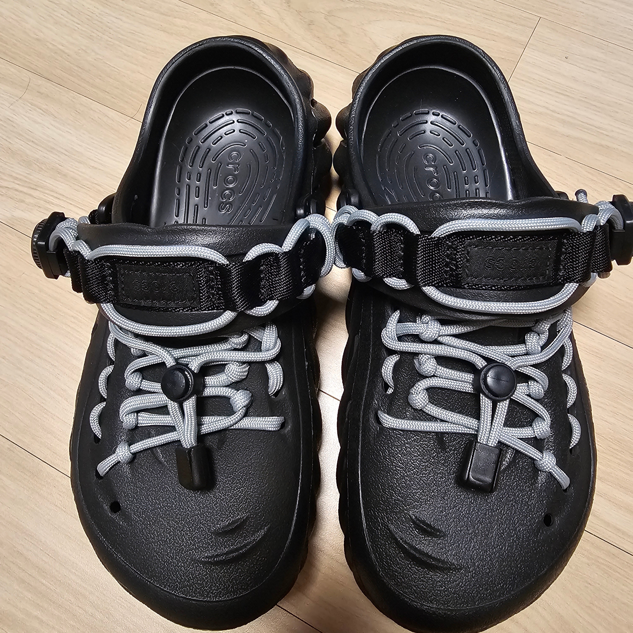 Crocs Echo Clog Black 착용 스타일 - 2