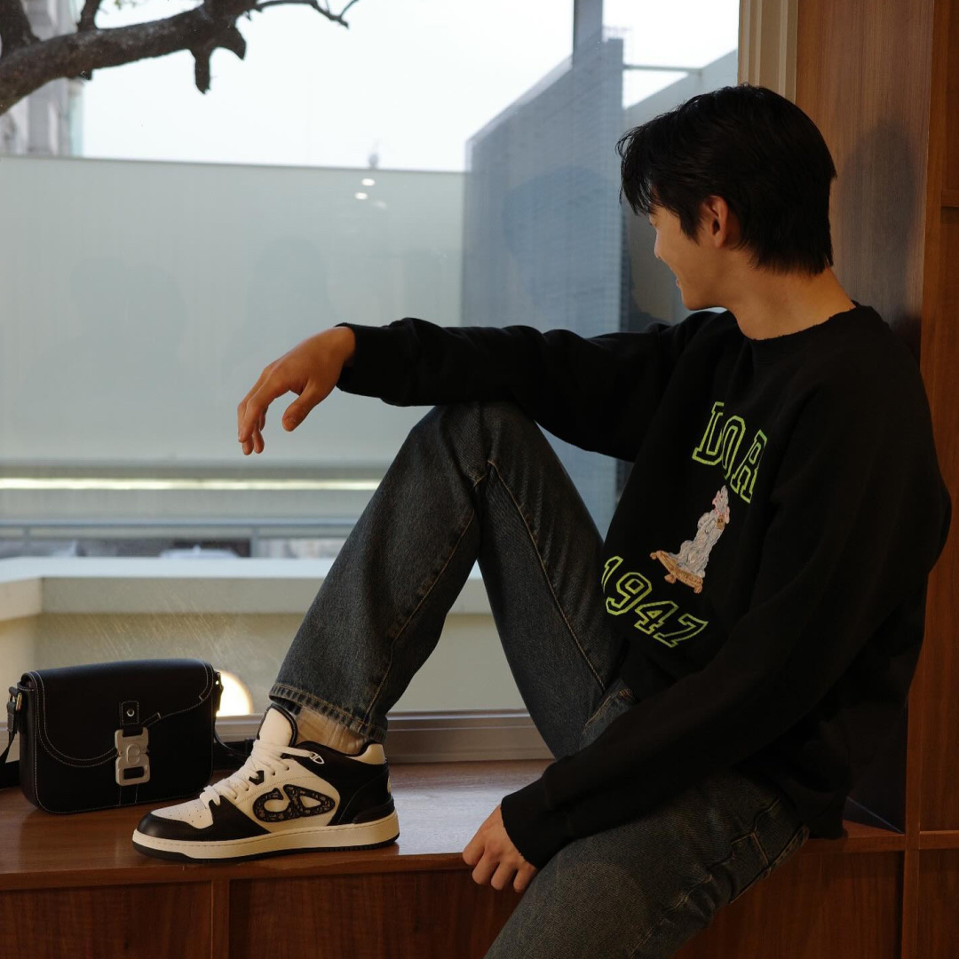 Dior B57 Mid-Top Sneaker Black White with Beige Black 착용 스타일 - 2