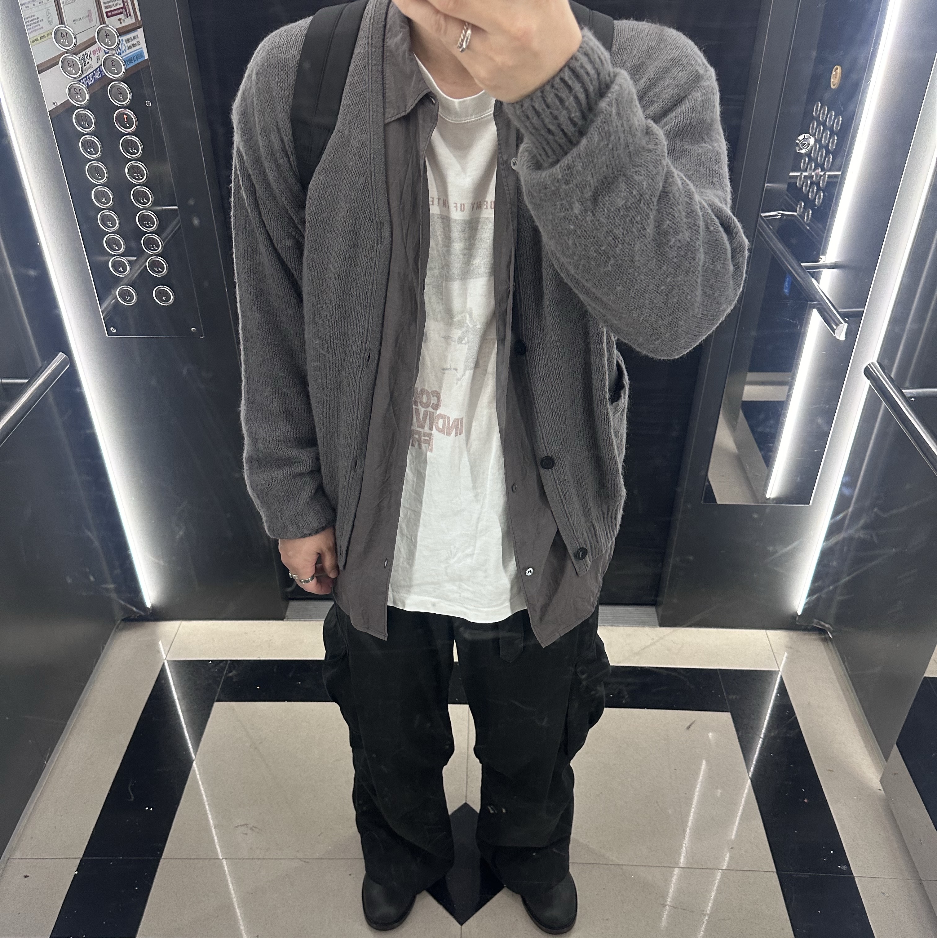 Polyteru Belted Cargo Pants 1.2v Black, Amiacalva Gabardine Backpack Black 착용 스타일