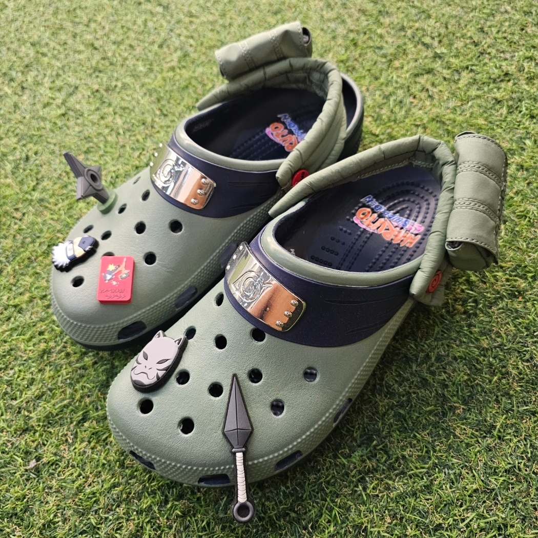 Crocs x Naruto Classic Clog Kakashi 착용 스타일