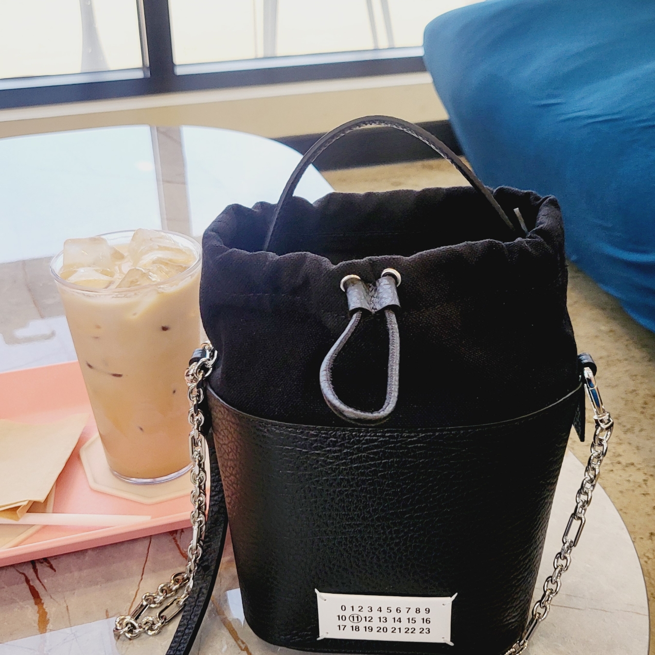 Maison Margiela 5AC Bucket Bag Black 착용 스타일