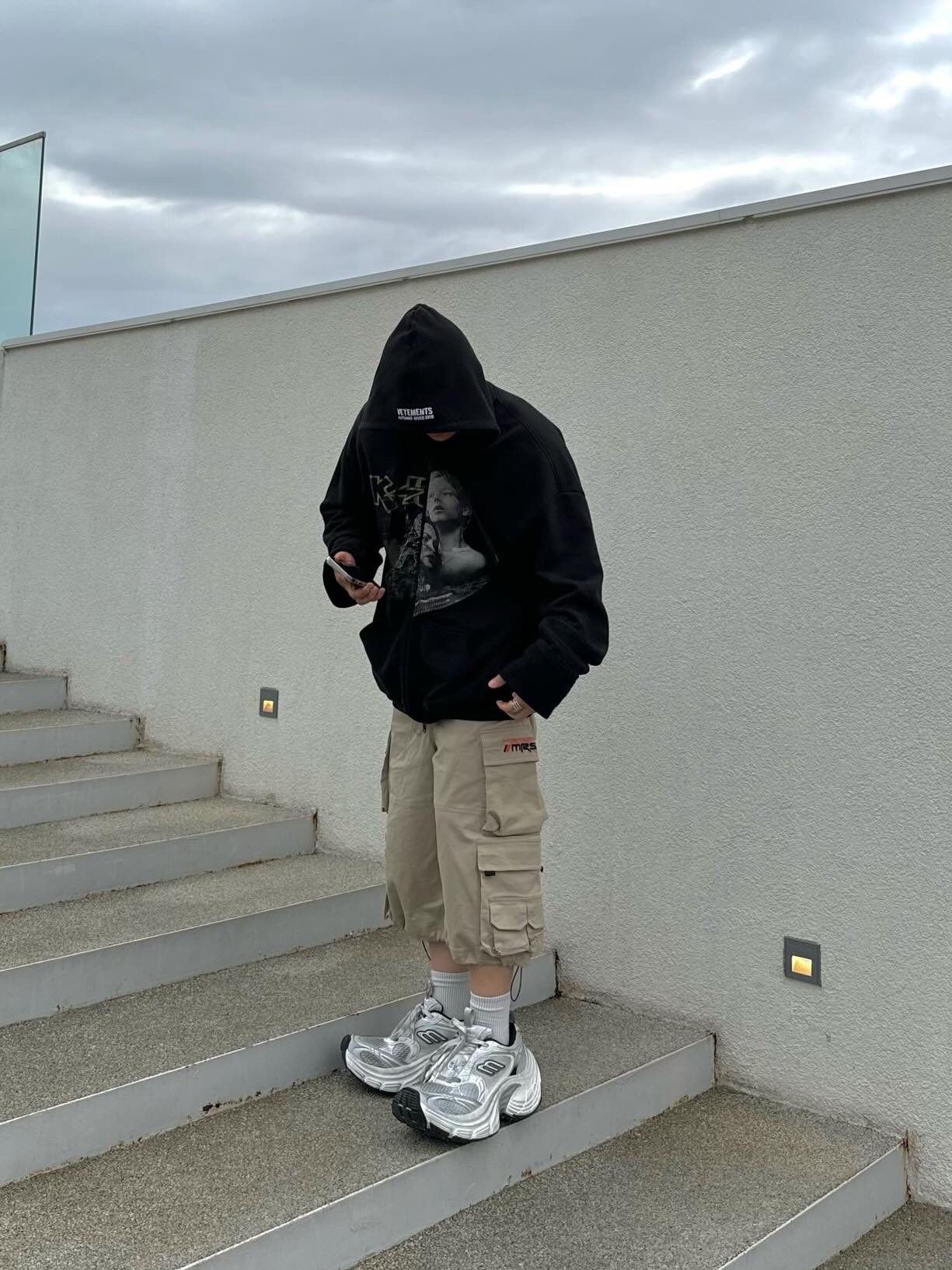 Balenciaga 10XL Sneakers White Grey Silver Black 착용 스타일 - 1