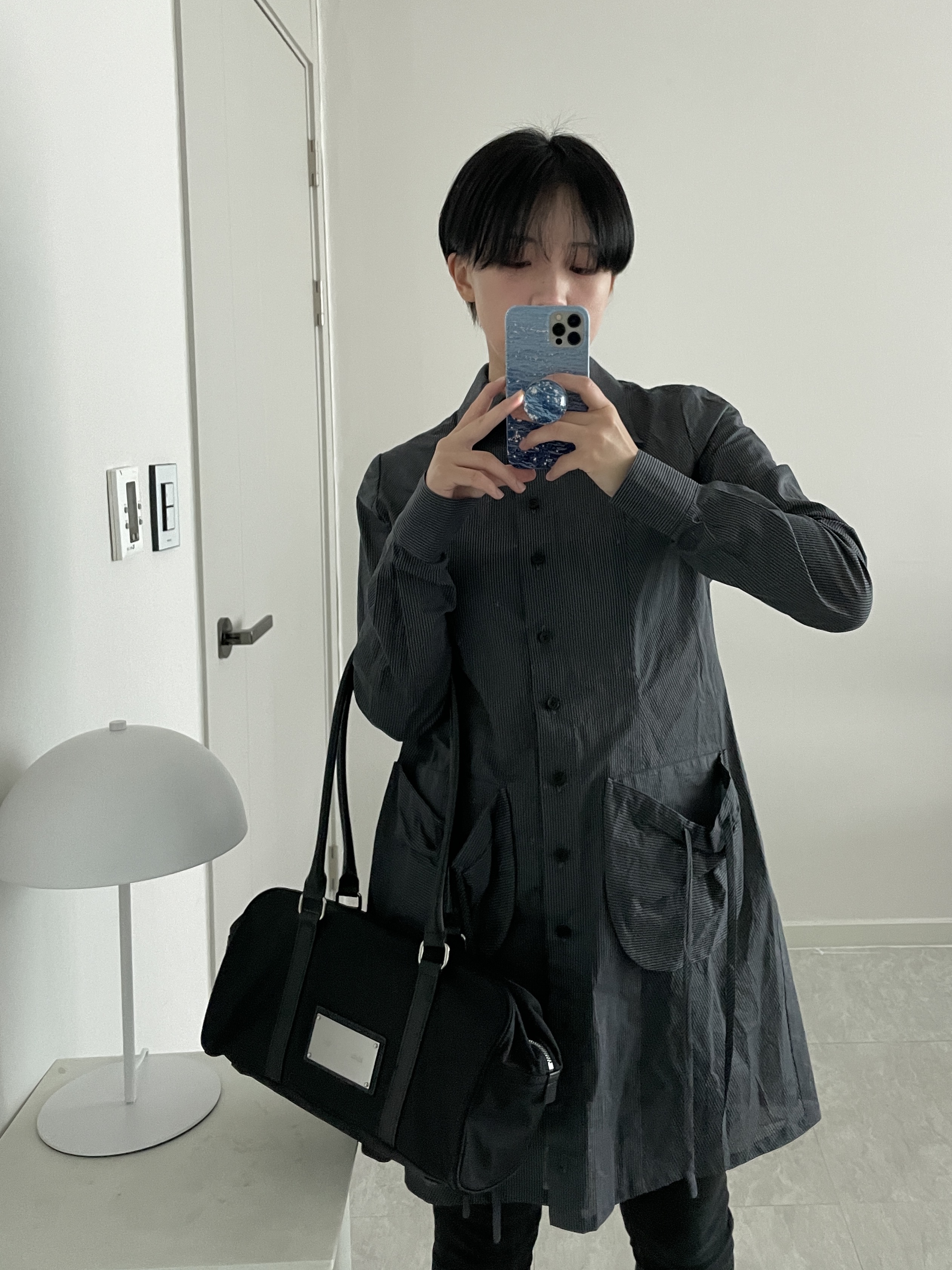 Matin Kim Sporty Tote Bag Black 착용 스타일 - 1