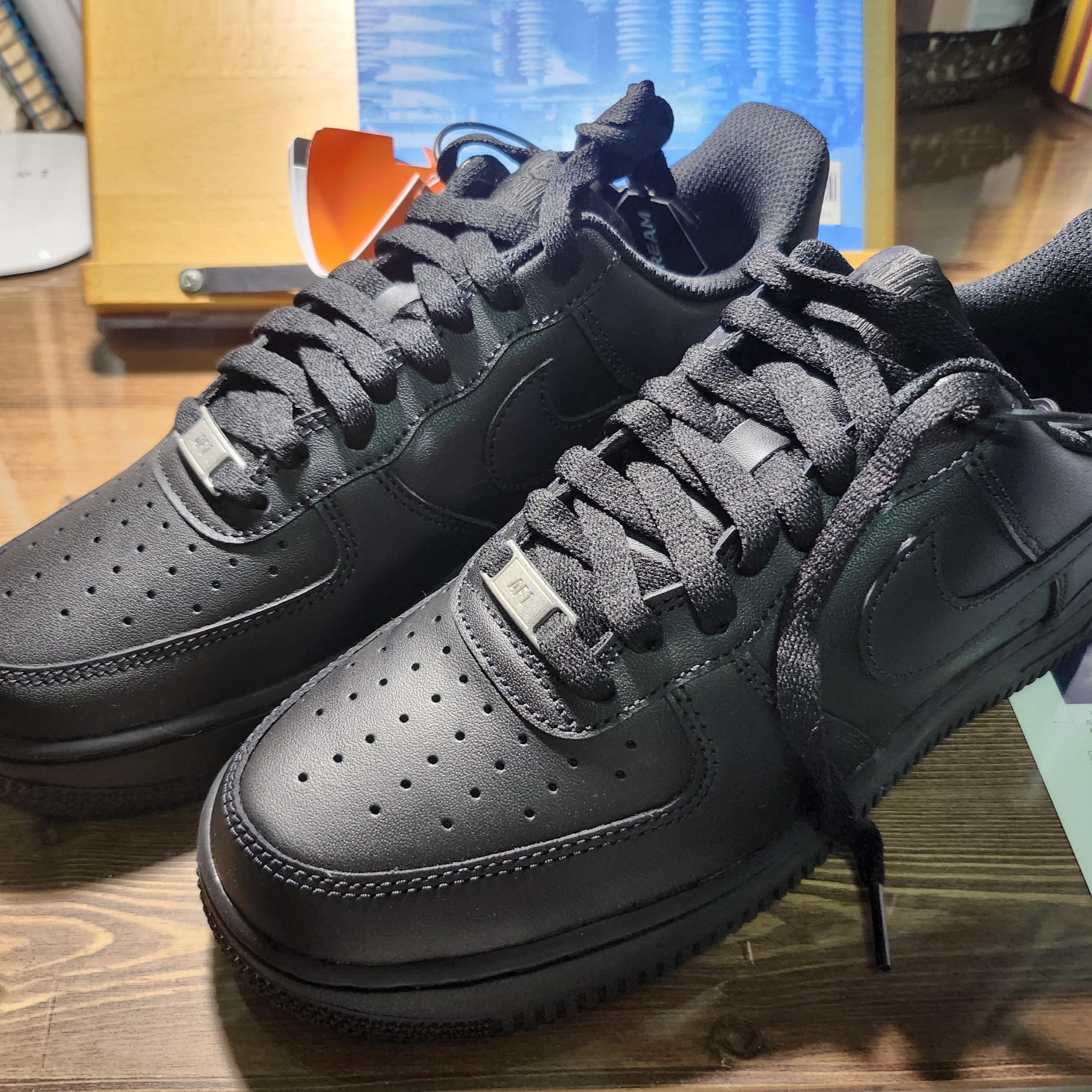 Nike Air Force 1 '07 Low Triple Black 착용 스타일