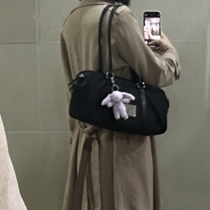 Matin Kim Sporty Tote Bag Black 착용 스타일 - 2