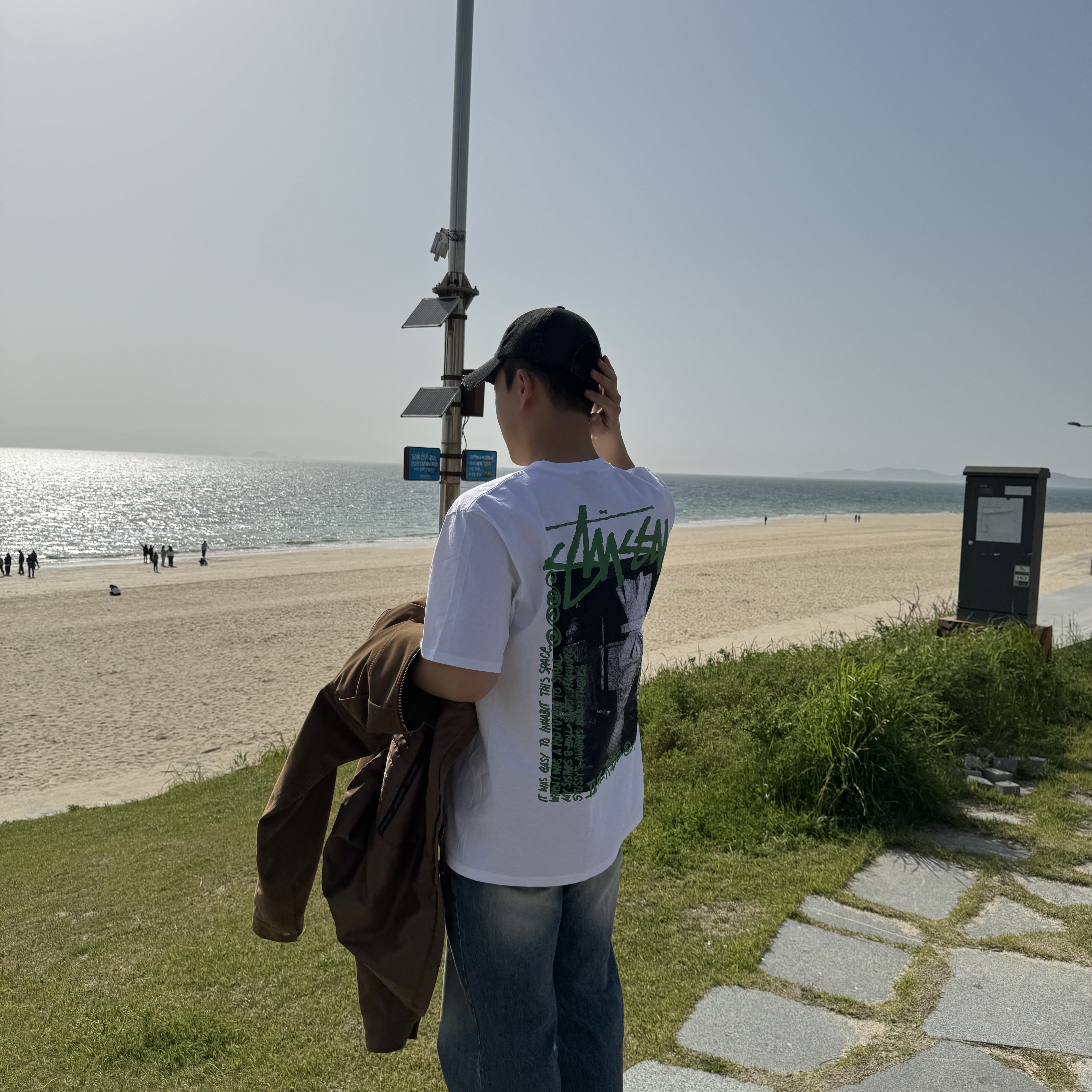 Stussy Landin T-Shirt White 착용 스타일 - 3
