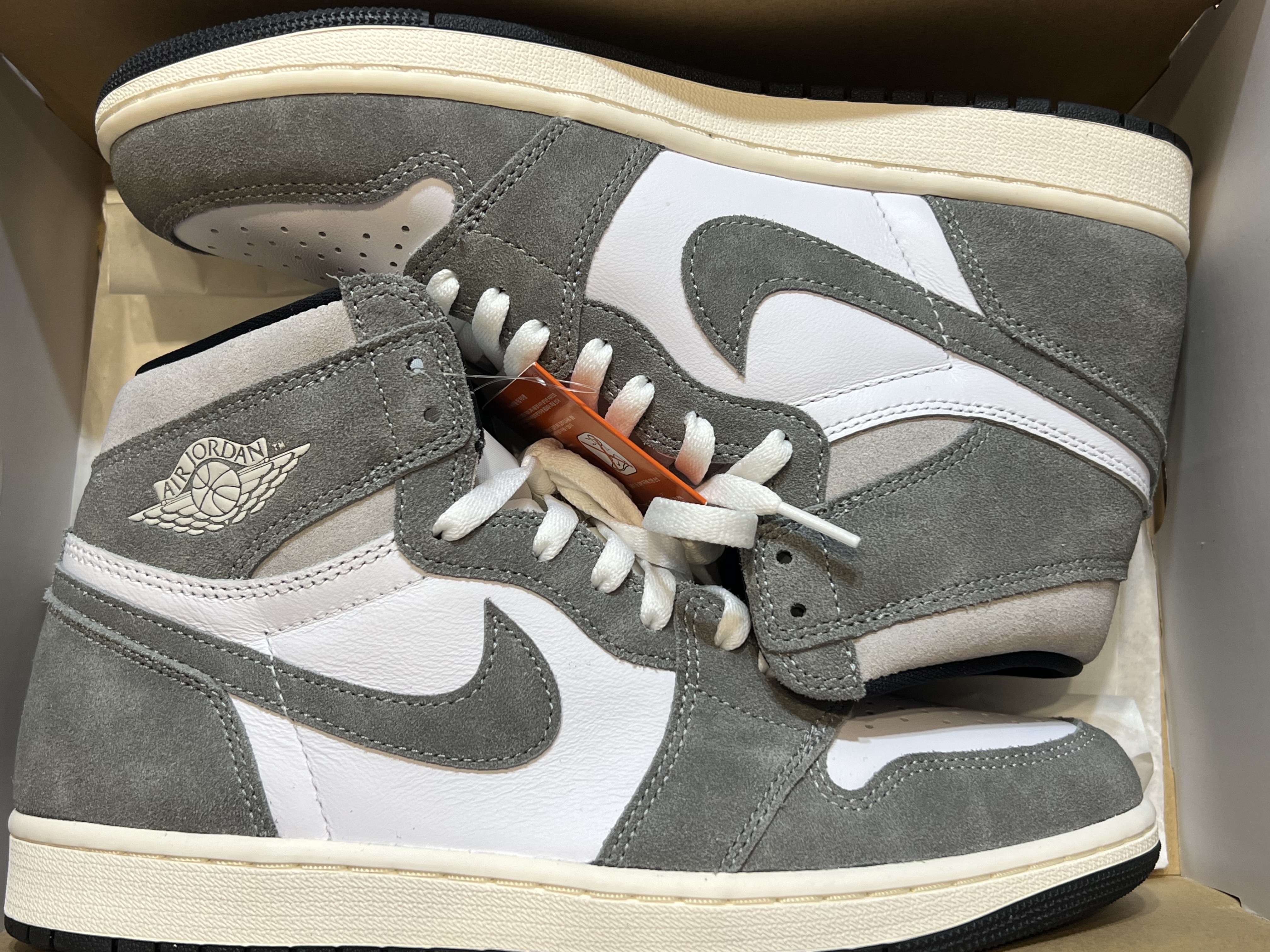 Jordan 1 Retro High OG Black and Smoke Grey 착용 스타일