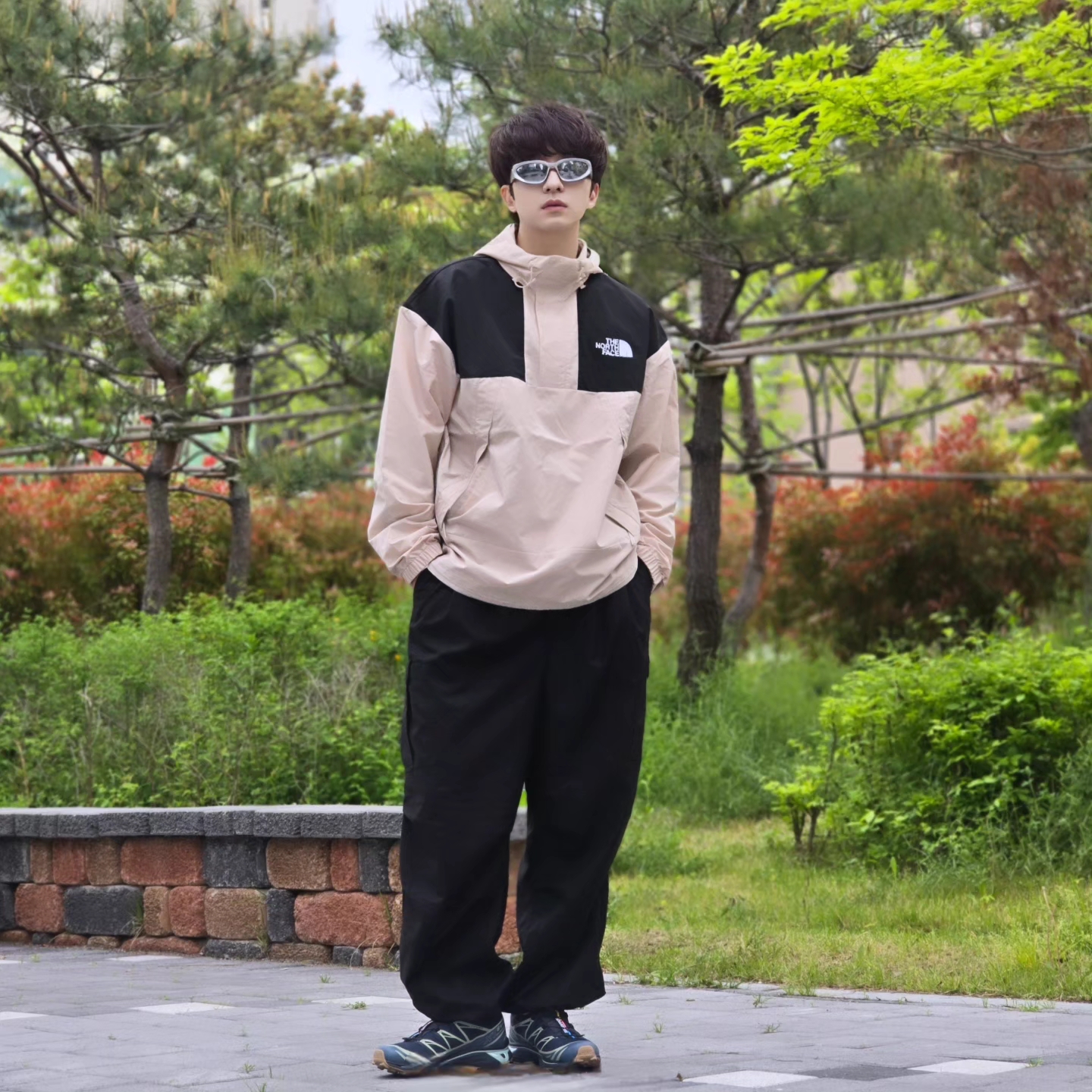 Salomon XT-6 GTX Carbon Bering Sea, The North Face White Label Hi Mountain Anorak Light Beige 착용 스타일 - 4