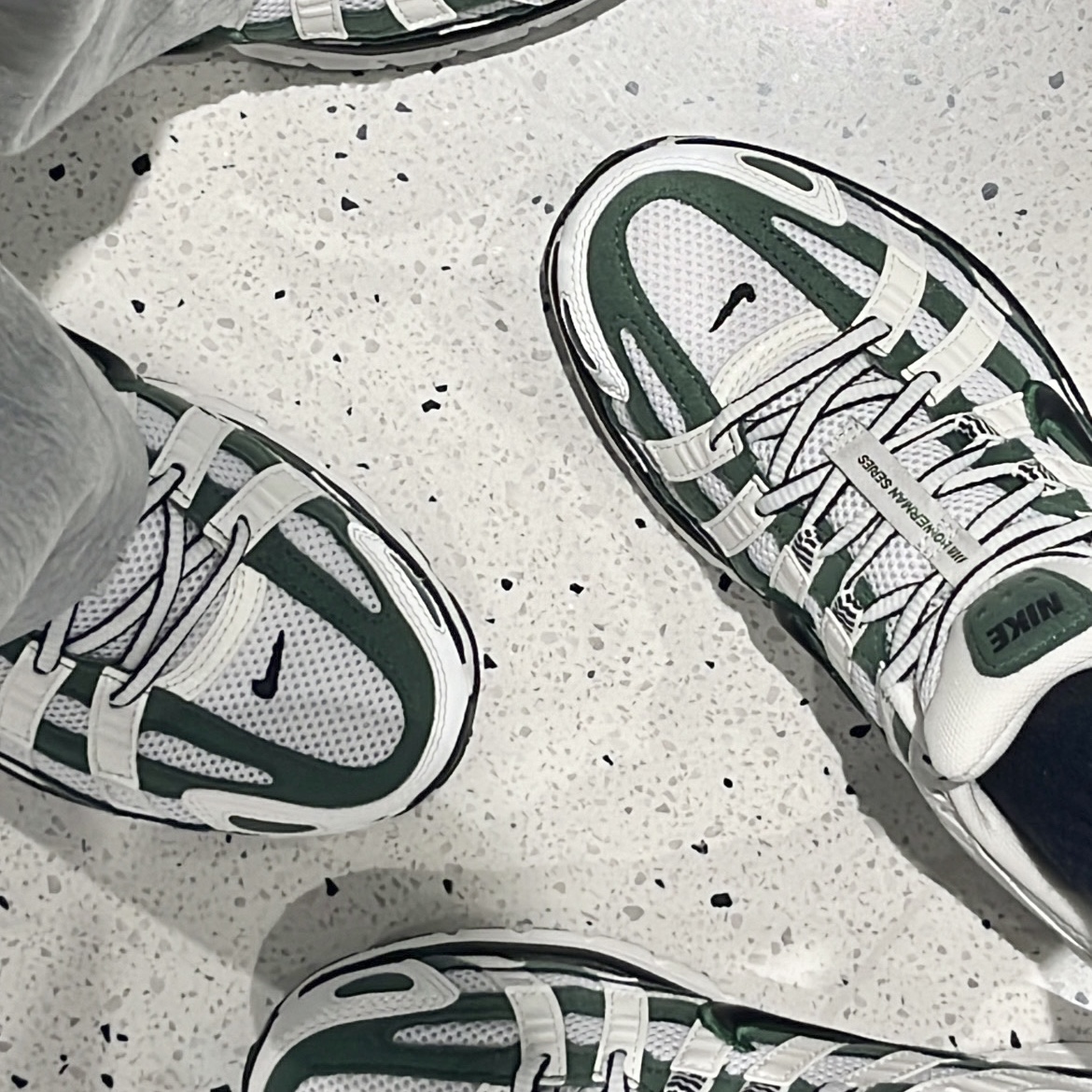 (W) Nike P-6000 Summit White Fir 착용 스타일 - 1