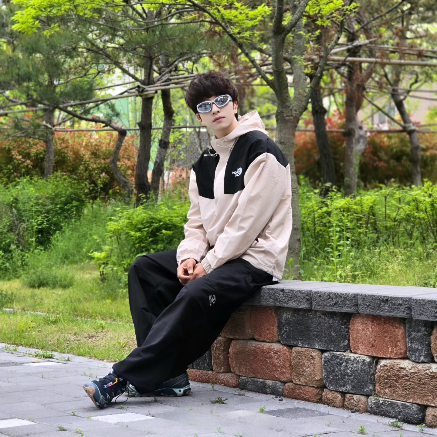 Salomon XT-6 GTX Carbon Bering Sea, The North Face White Label Hi Mountain Anorak Light Beige 착용 스타일 - 2