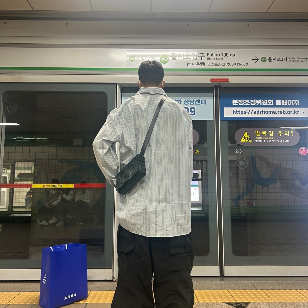 Our Legacy Popover Shirts Sonic Blue Stripe, Asics x Kiko Kostadinov Novalis Gel-Teremoa Medallion Yellow Honey 착용 스타일