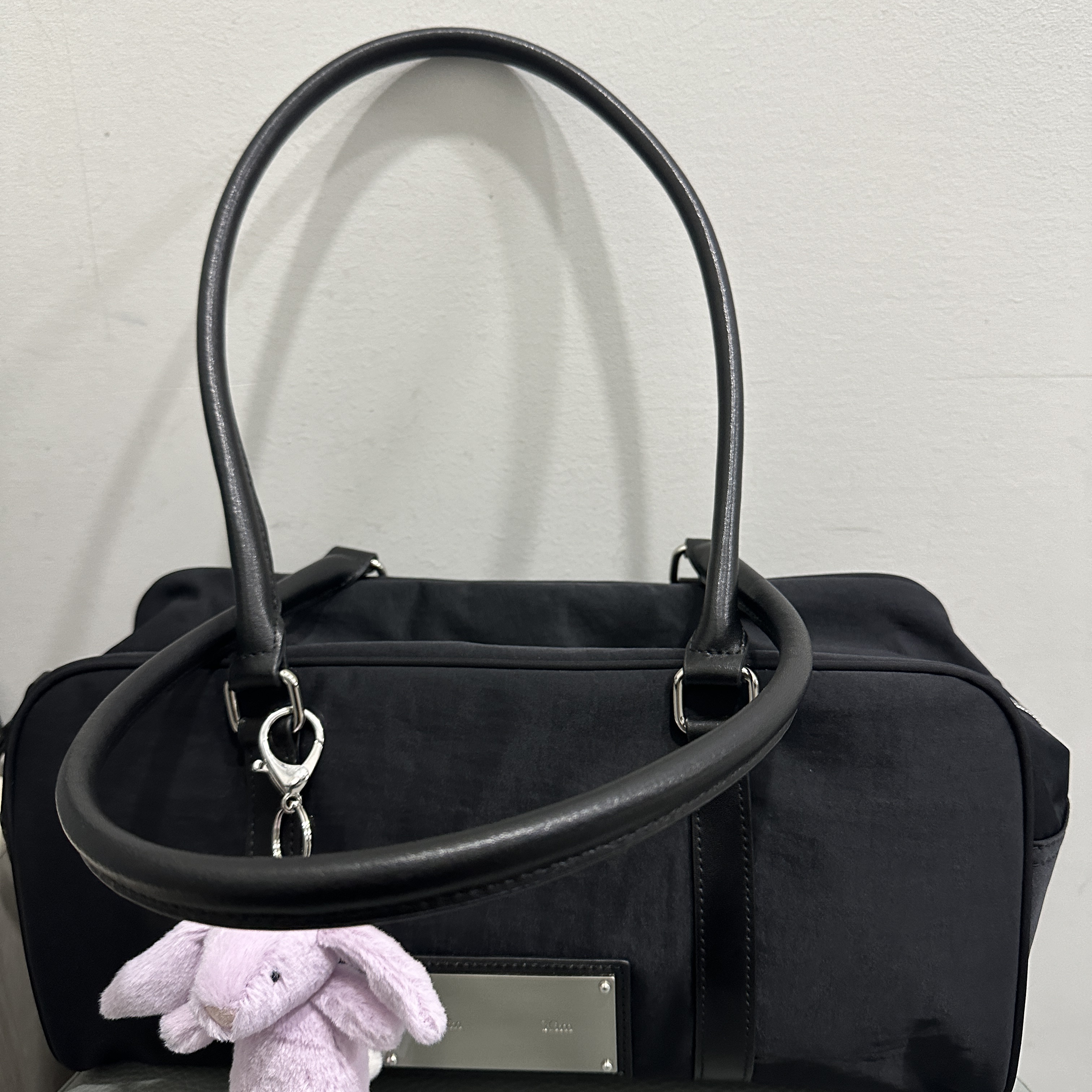 Matin Kim Sporty Tote Bag Black 착용 스타일 - 1