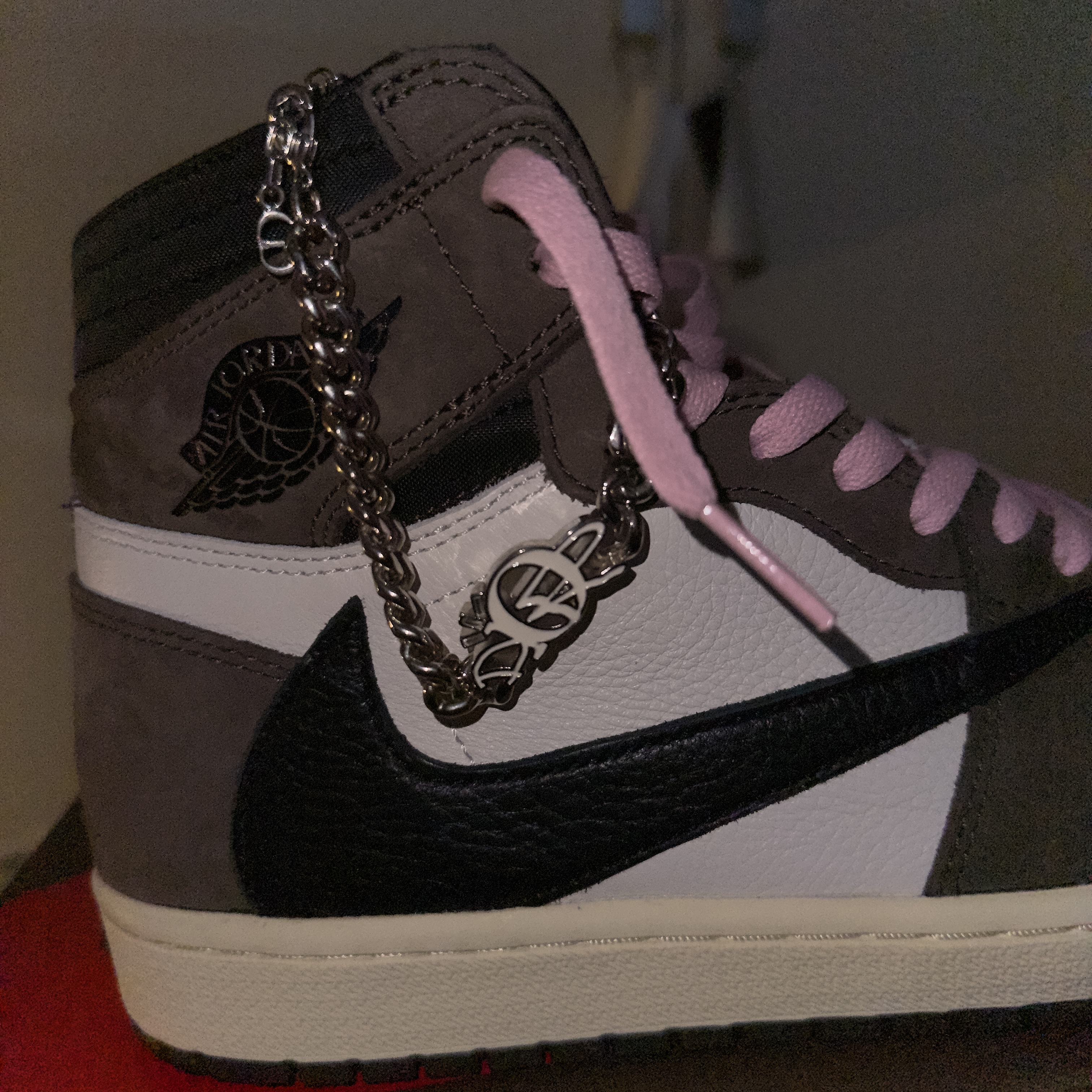 Jordan 1 x Travis Scott Retro High OG SP Mocha, Dior x Cactus Jack Chain Link Bracelet Silver 착용 스타일