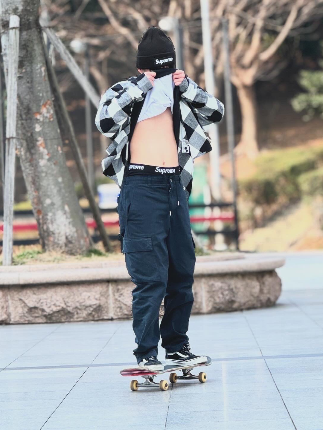 Supreme New Era Box Logo Beanie Black - 23FW, Supreme Hanes Boxer Briefs Black (4 Pack) 착용 스타일 - 2