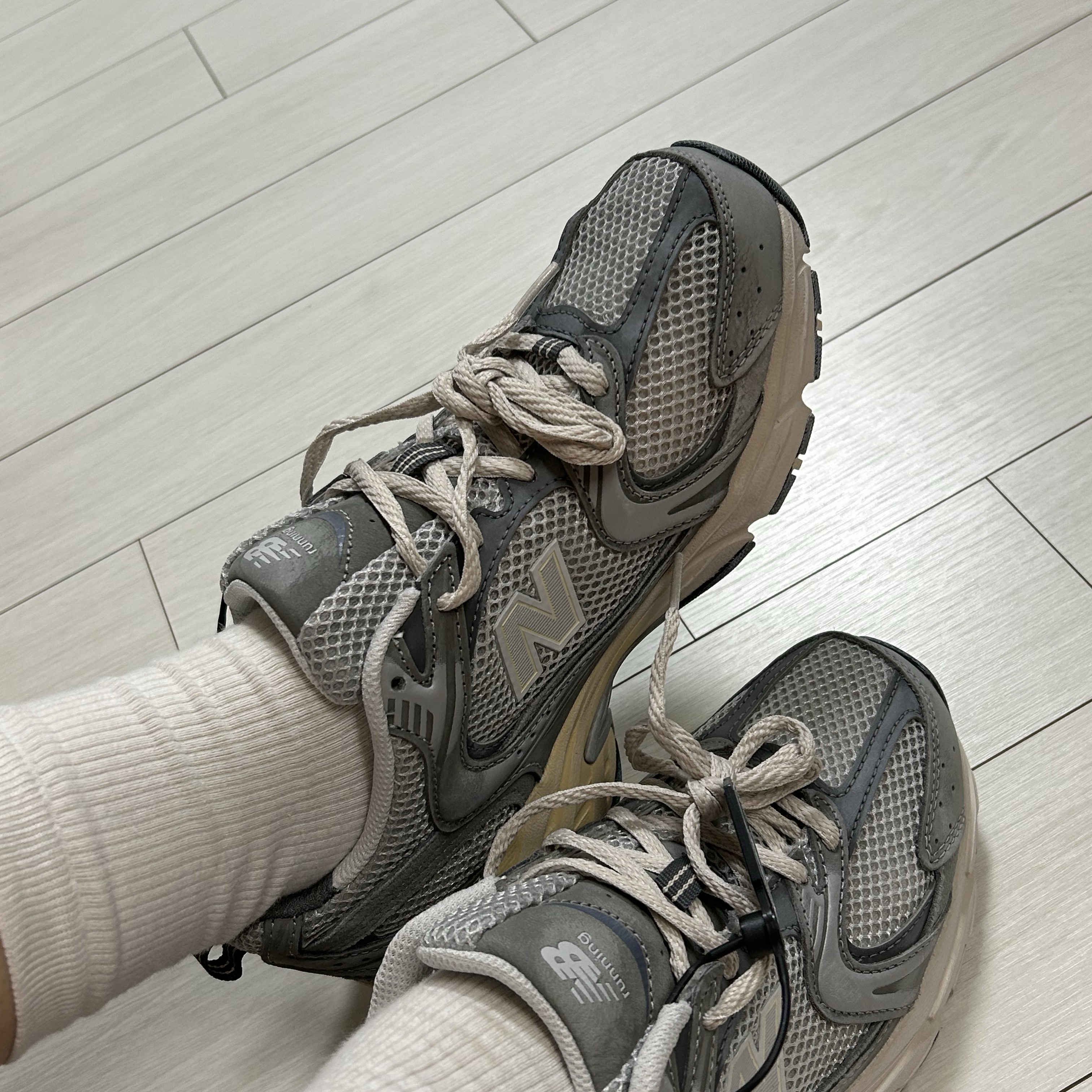 New Balance 530 Premium Vintage Grey Matter 착용 스타일